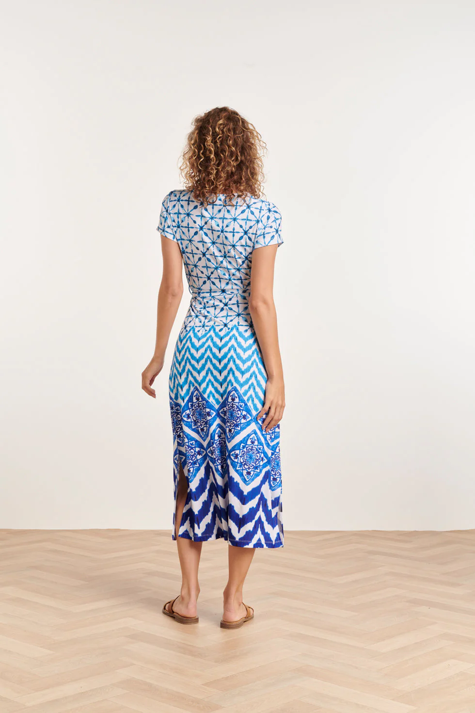 24360 Dames Maxi Te Jurk Met Ornamentaal Print | Off White - Blue - Image 6