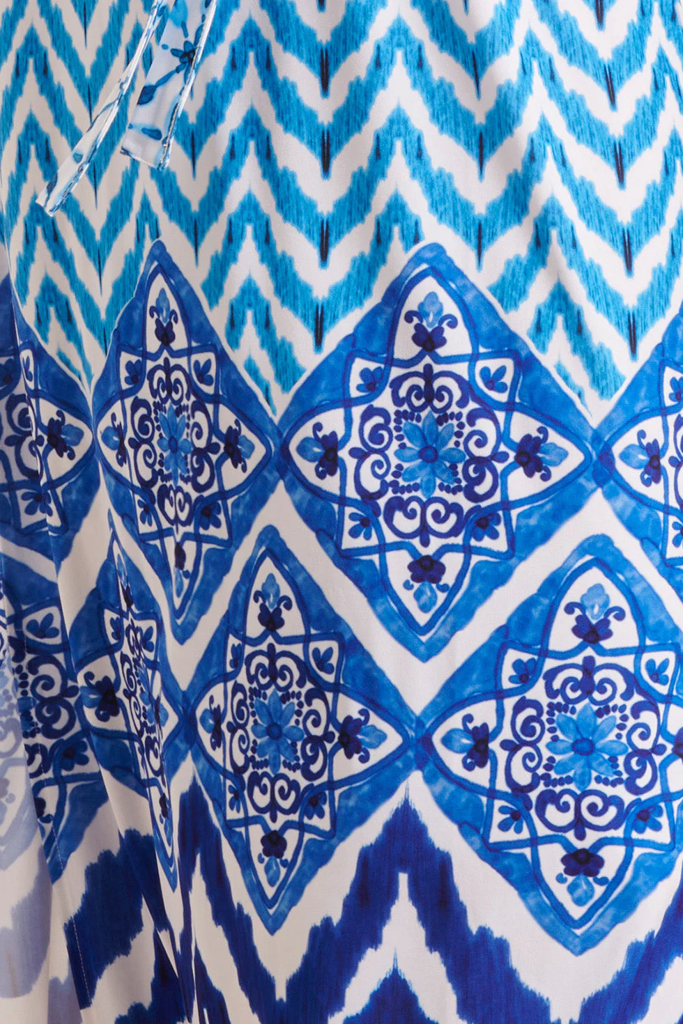 24360 Dames Maxi Te Jurk Met Ornamentaal Print | Off White - Blue - Image 8