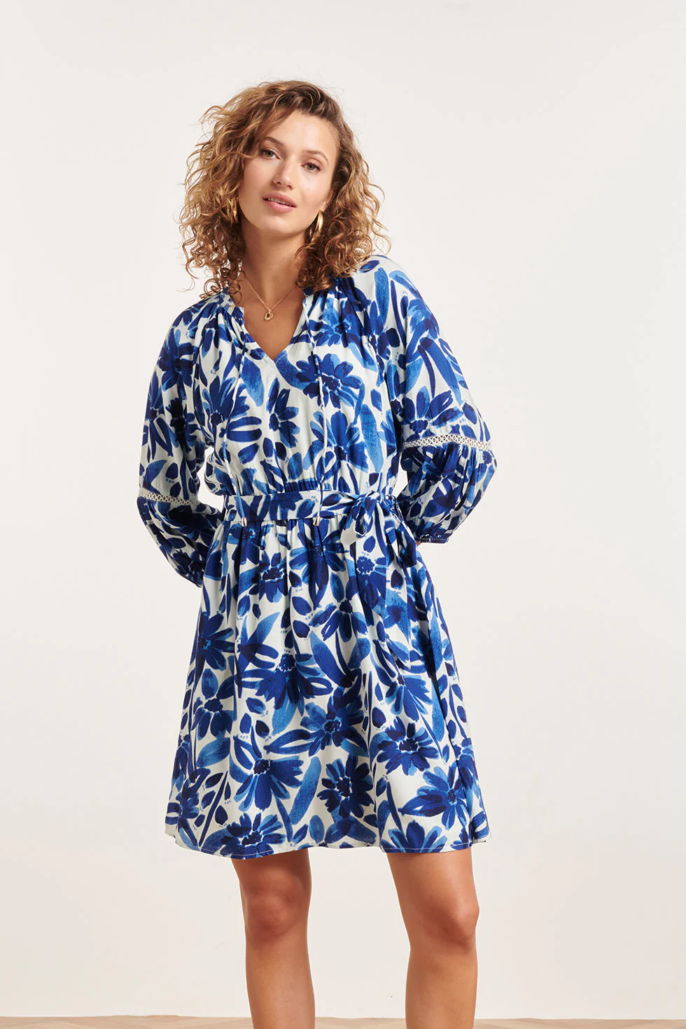 24377 Dames Jurk Met Bloemenprintcrochet Detail | White - Blue