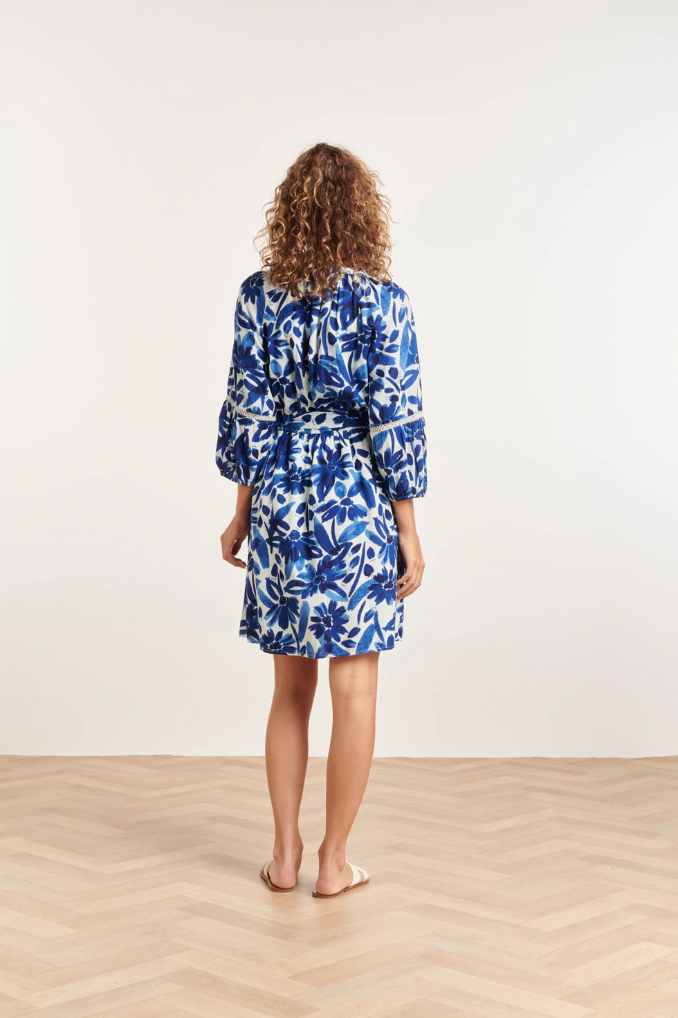 24377 Dames Jurk Met Bloemenprintcrochet Detail | White - Blue - Image 6