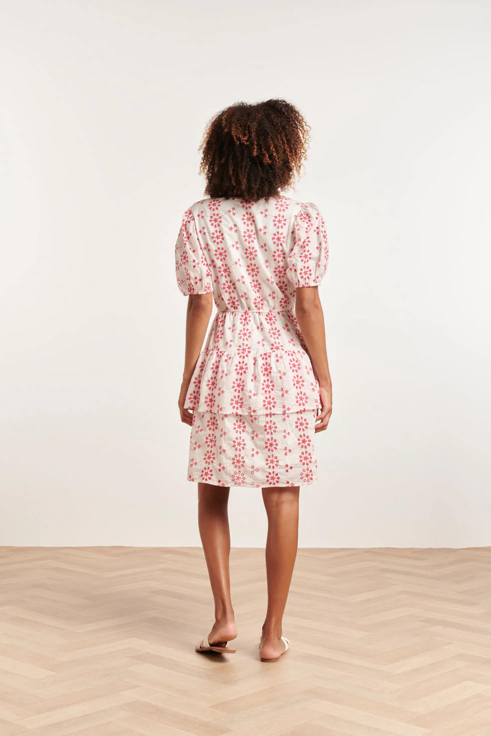 24379 Dames Jurk Met Brie Anglaisfel | White - Fuchsia - Image 6