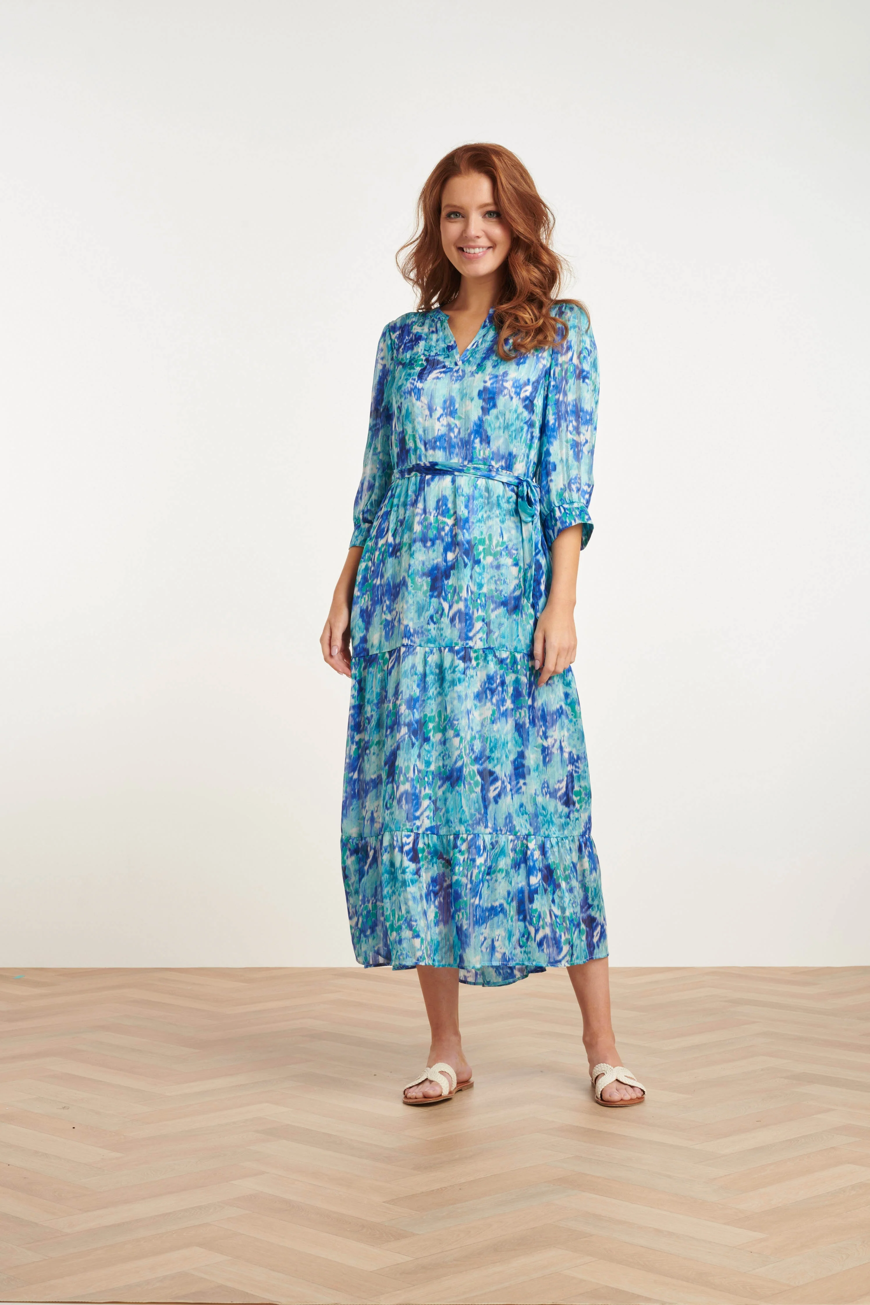 24408 Satijnen Maxi Jurk Met Abstracte Print3/4 Mouwen | White - Cobalt