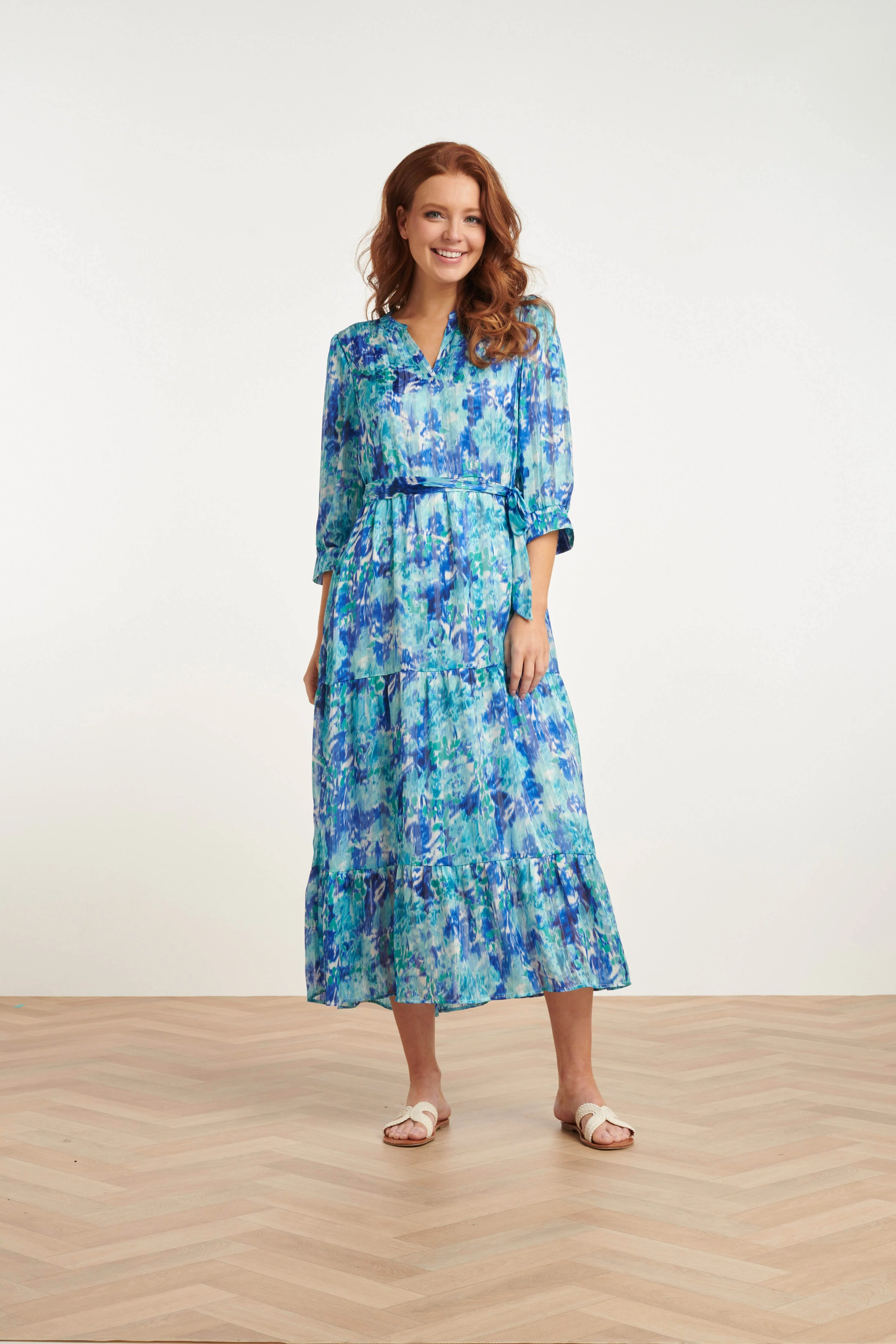 24408 Satijnen Maxi Jurk Met Abstracte Print3/4 Mouwen | White - Cobalt - Image 3