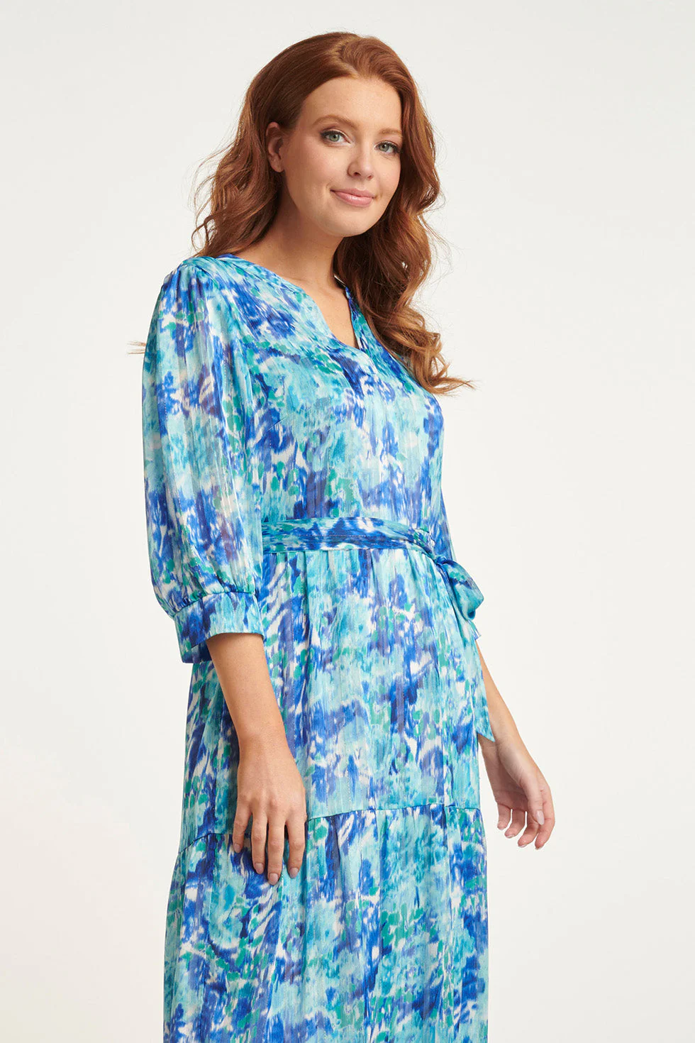 24408 Satijnen Maxi Jurk Met Abstracte Print3/4 Mouwen | White - Cobalt - Image 4