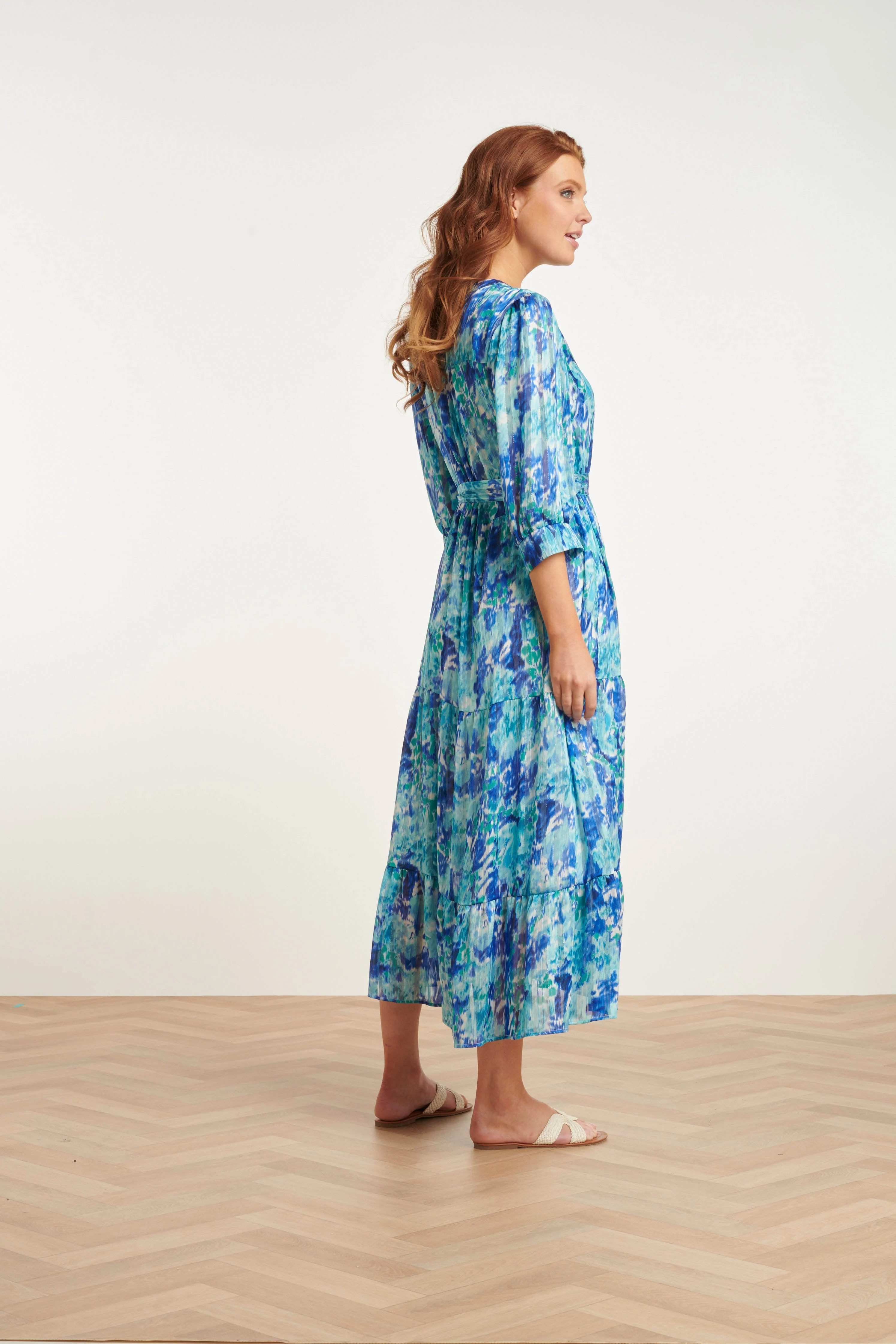 24408 Satijnen Maxi Jurk Met Abstracte Print3/4 Mouwen | White - Cobalt - Image 5