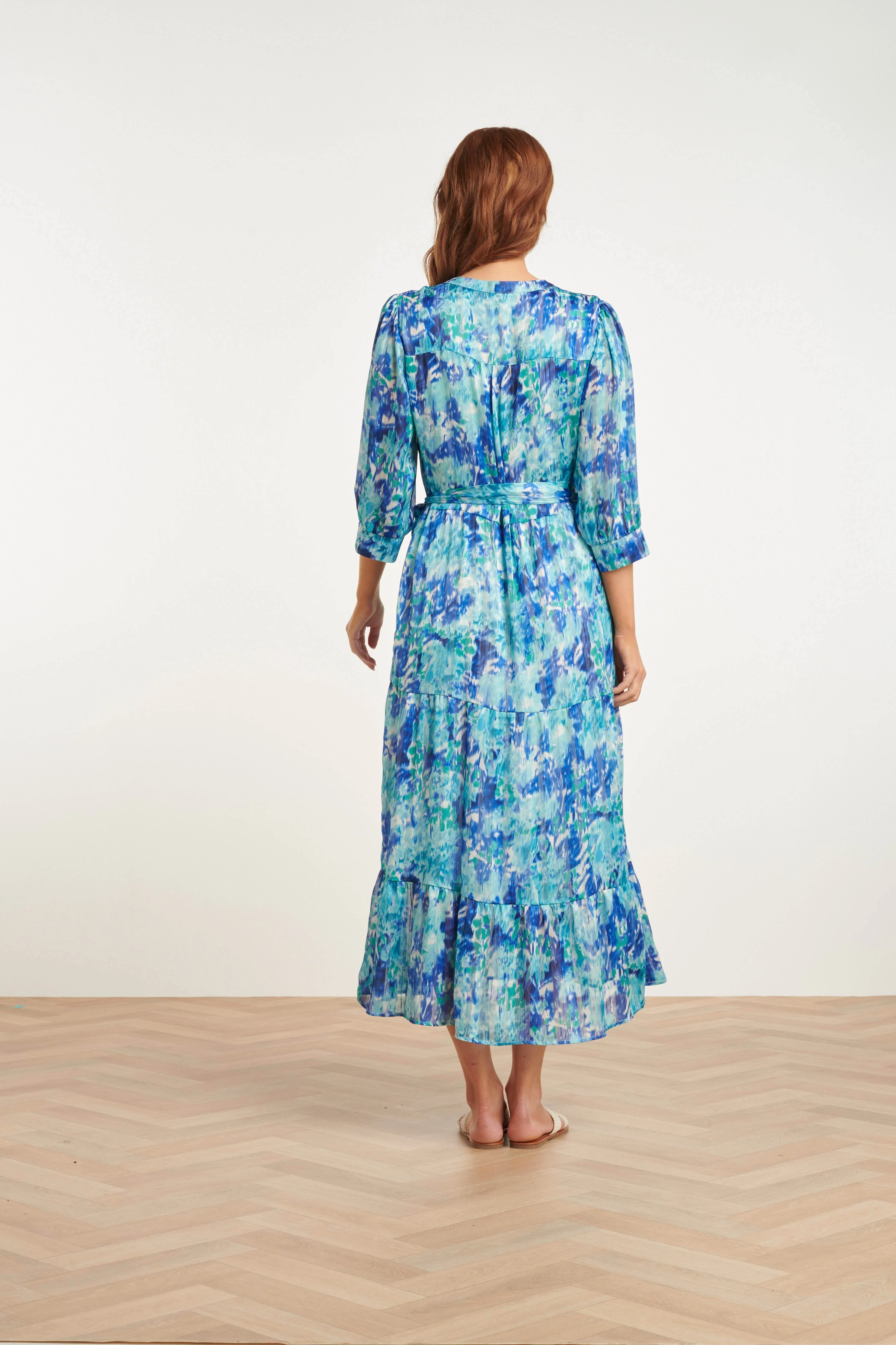 24408 Satijnen Maxi Jurk Met Abstracte Print3/4 Mouwen | White - Cobalt - Image 6