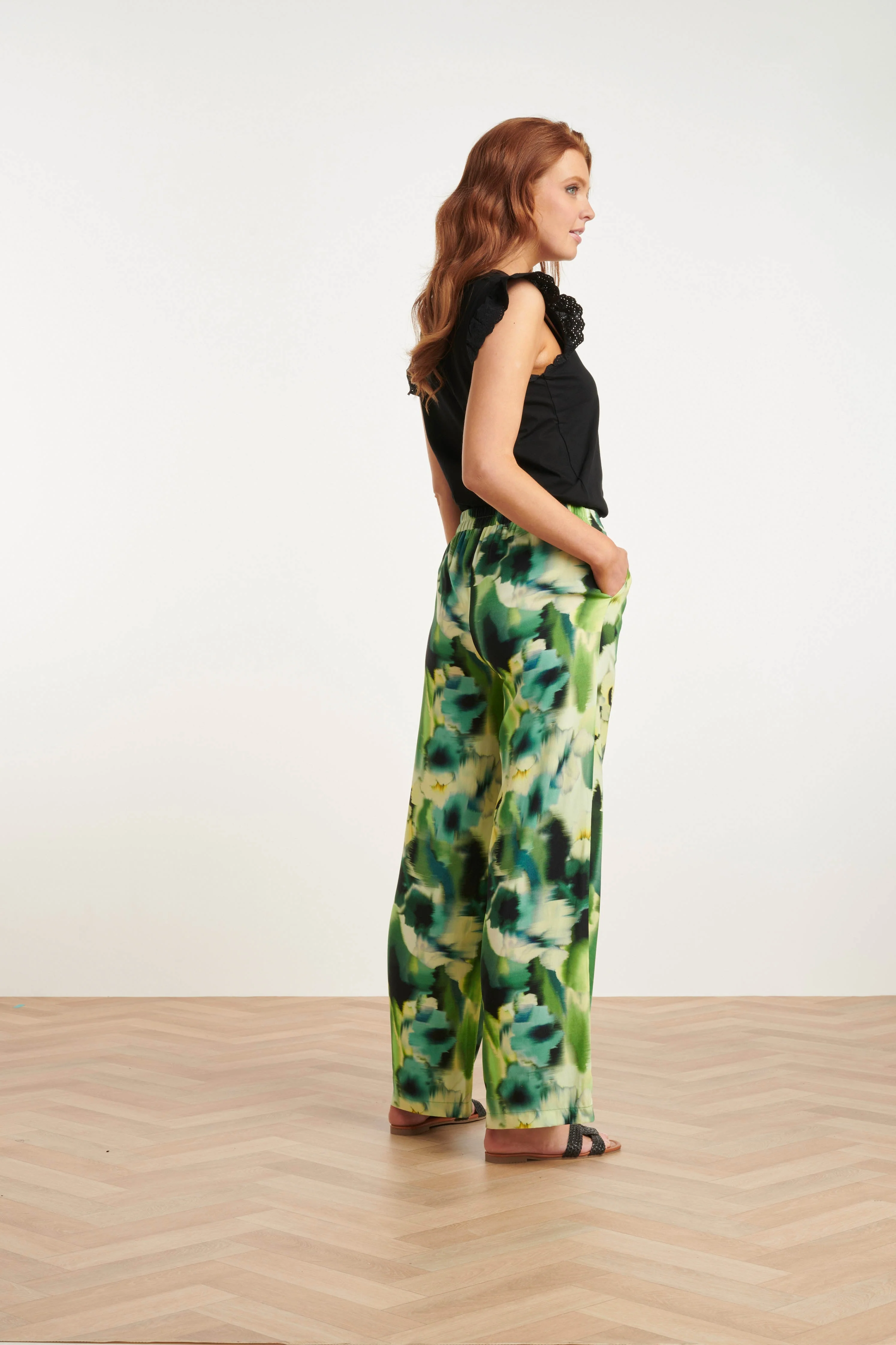 24428 Mashed Lemon Zomer Wijde Broek Met Abstracte Bloemenprint - Tinten | Black - Yellow - Image 5