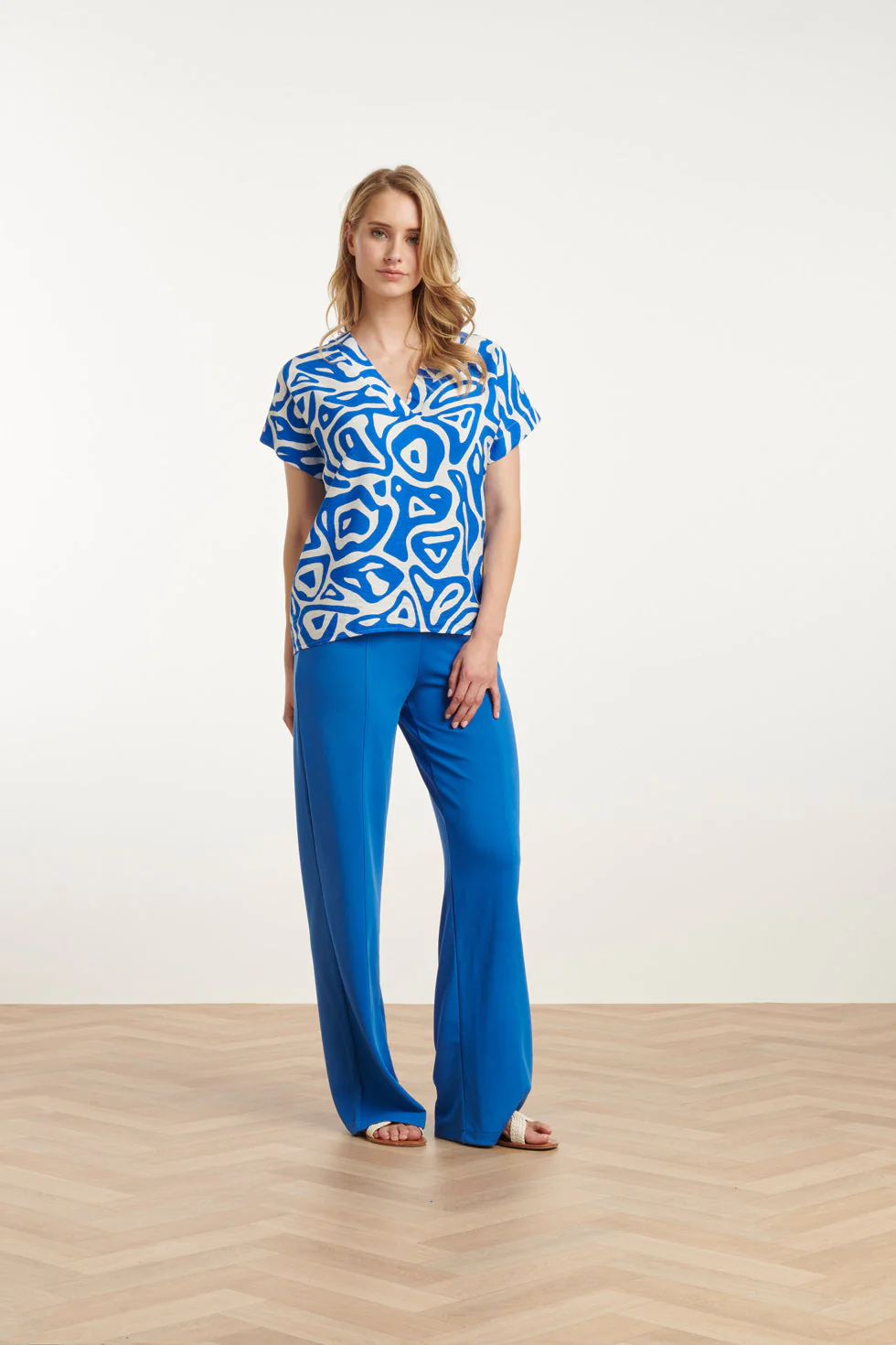 25002 V-Hals Top Met Te Abstracte Printlosse Pasvorm | Cobalt - White - Image 3