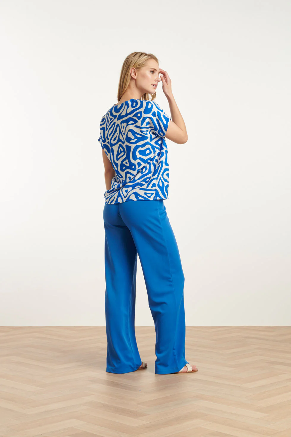 25002 V-Hals Top Met Te Abstracte Printlosse Pasvorm | Cobalt - White - Image 5