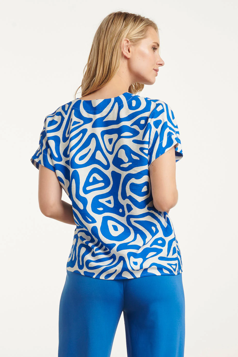 25002 V-Hals Top Met Te Abstracte Printlosse Pasvorm | Cobalt - White - Image 6