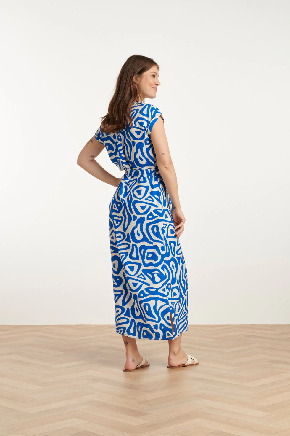 25003 Midi Jurk Met Te Abstracte Print | Cobalt - White - Image 4