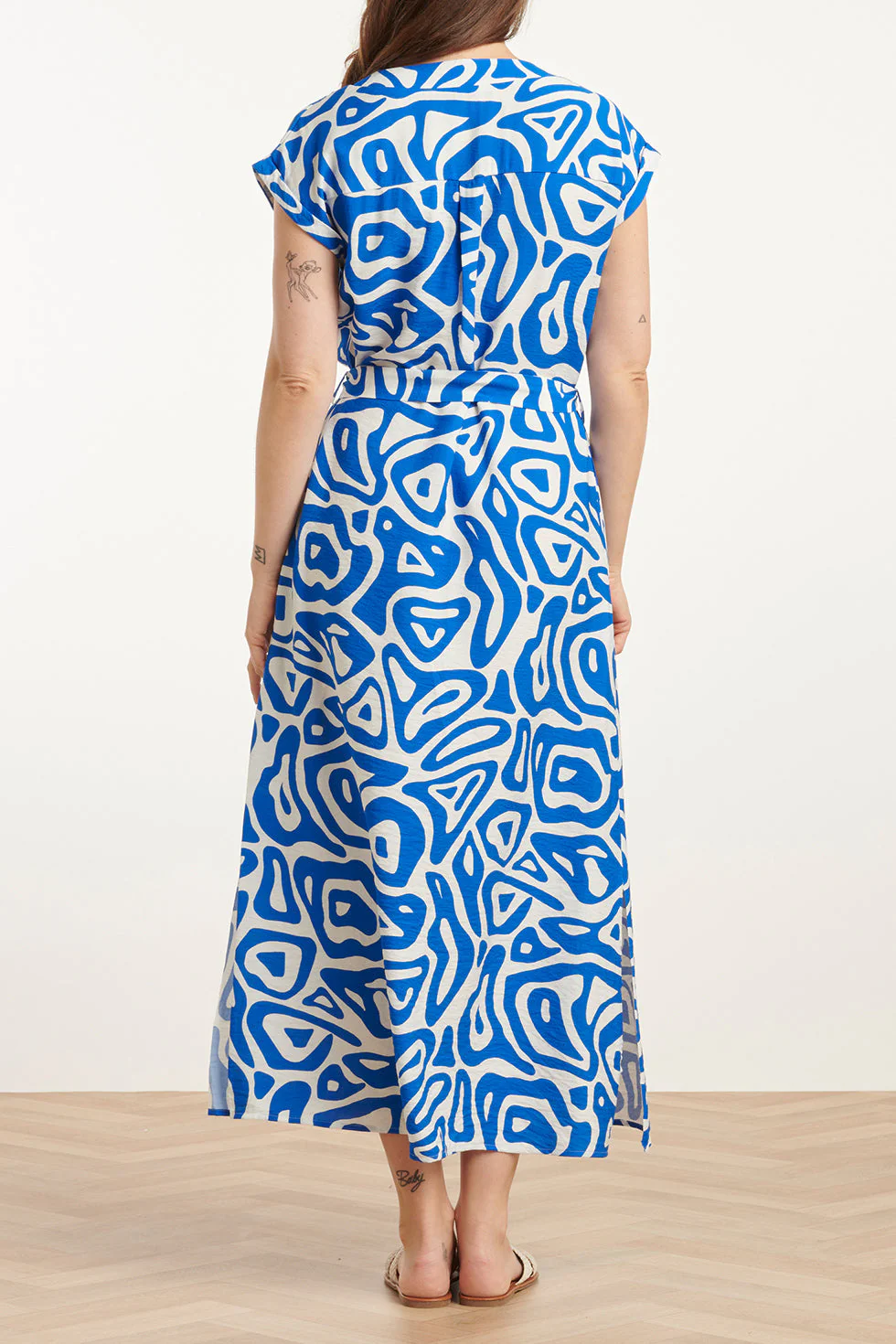 25003 Midi Jurk Met Te Abstracte Print | Cobalt - White - Image 5