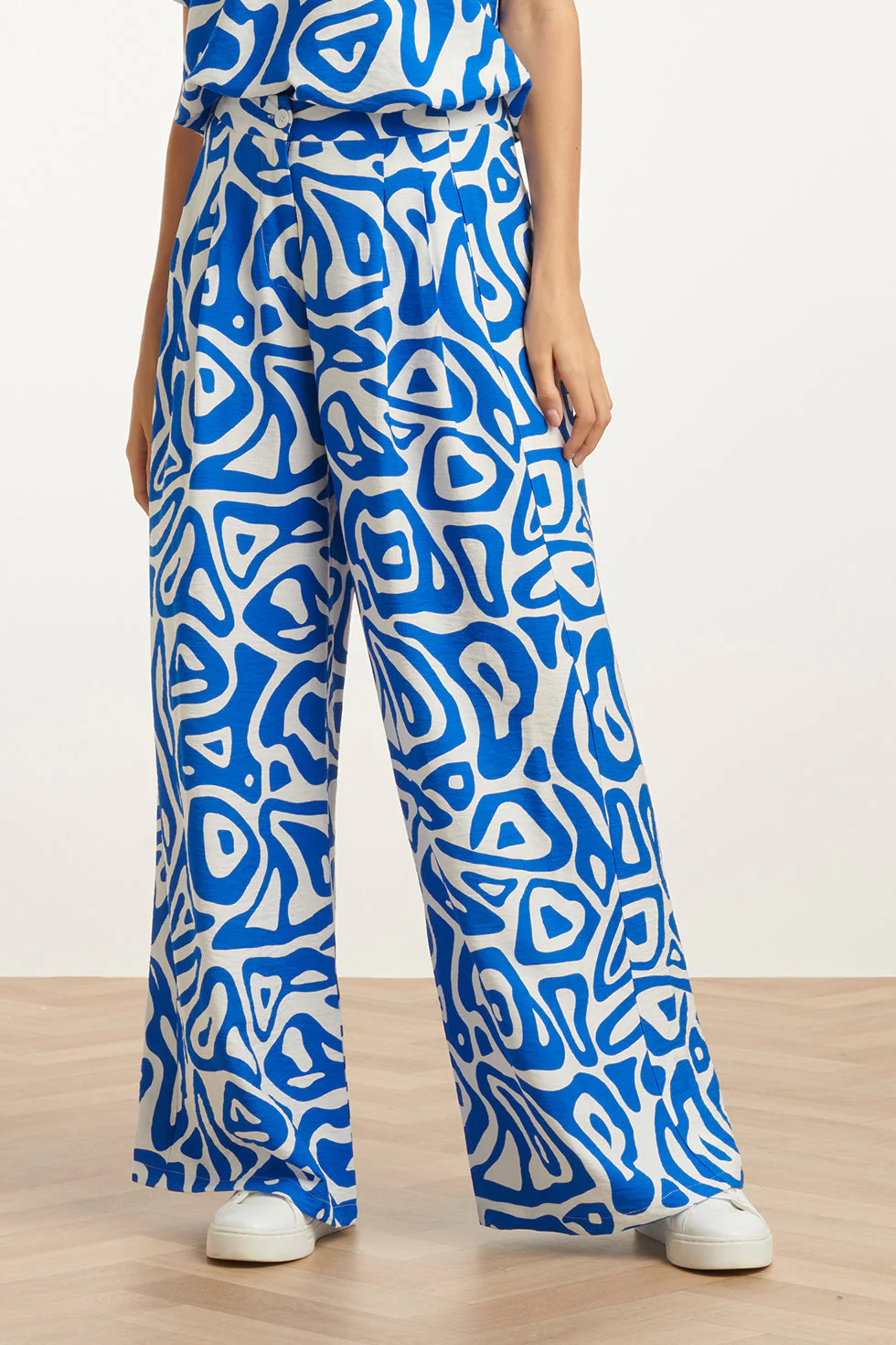 25004 Wijde Broek Met Te Abstracte Print | Cobalt - White - Image 3