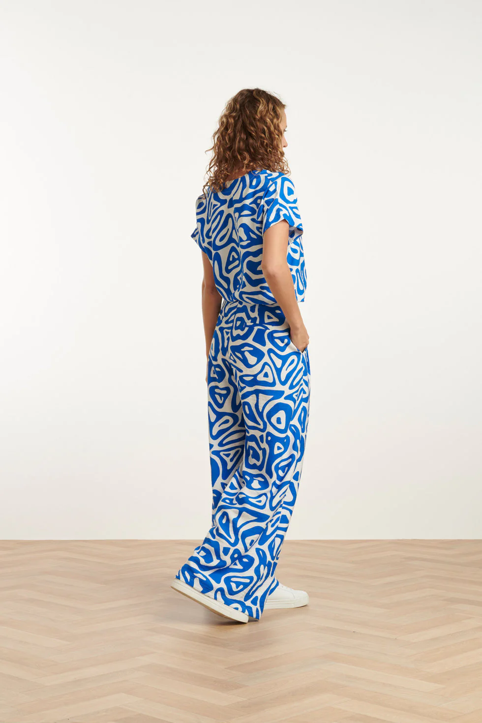 25004 Wijde Broek Met Te Abstracte Print | Cobalt - White - Image 4