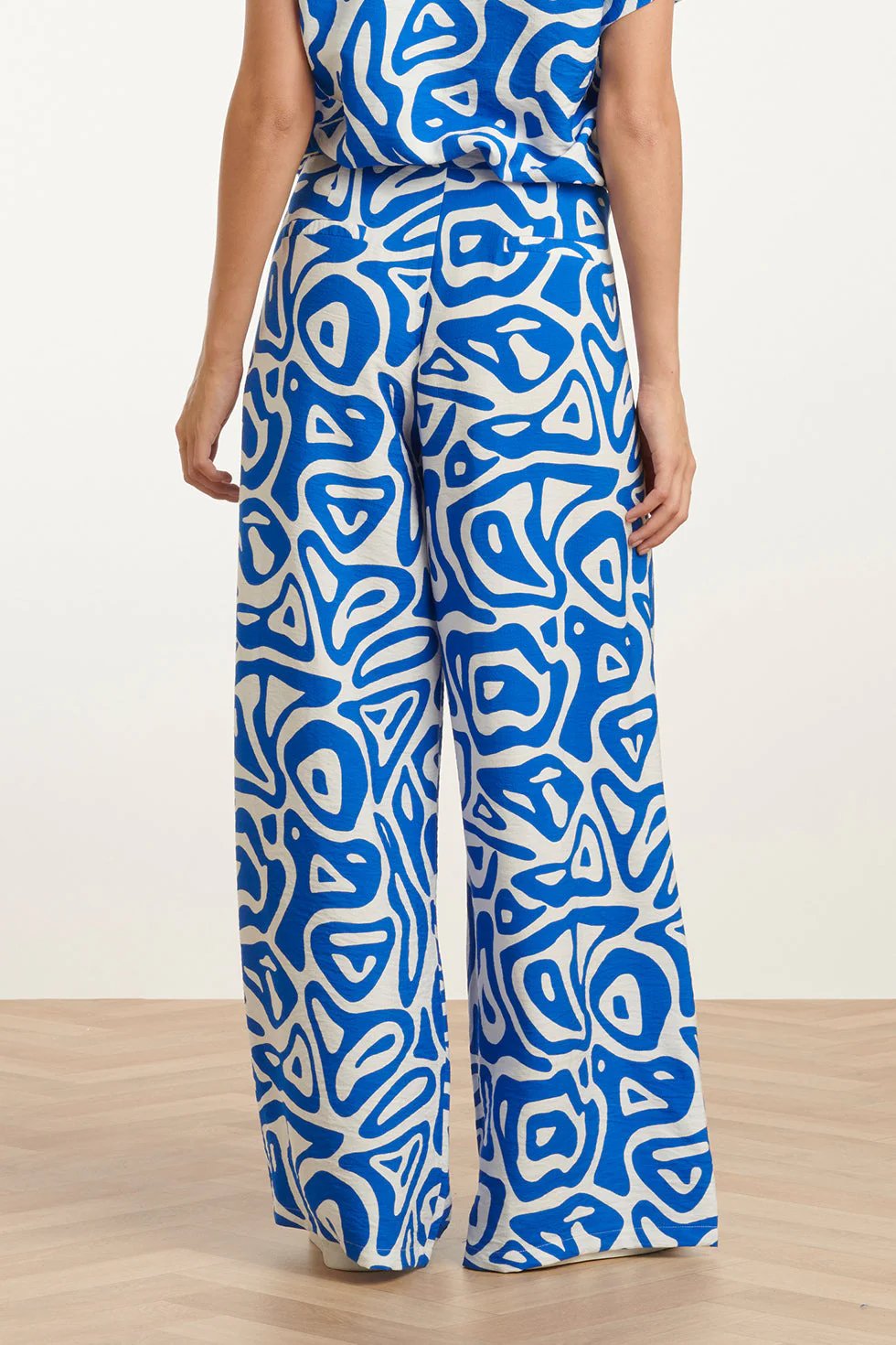 25004 Wijde Broek Met Te Abstracte Print | Cobalt - White - Image 6