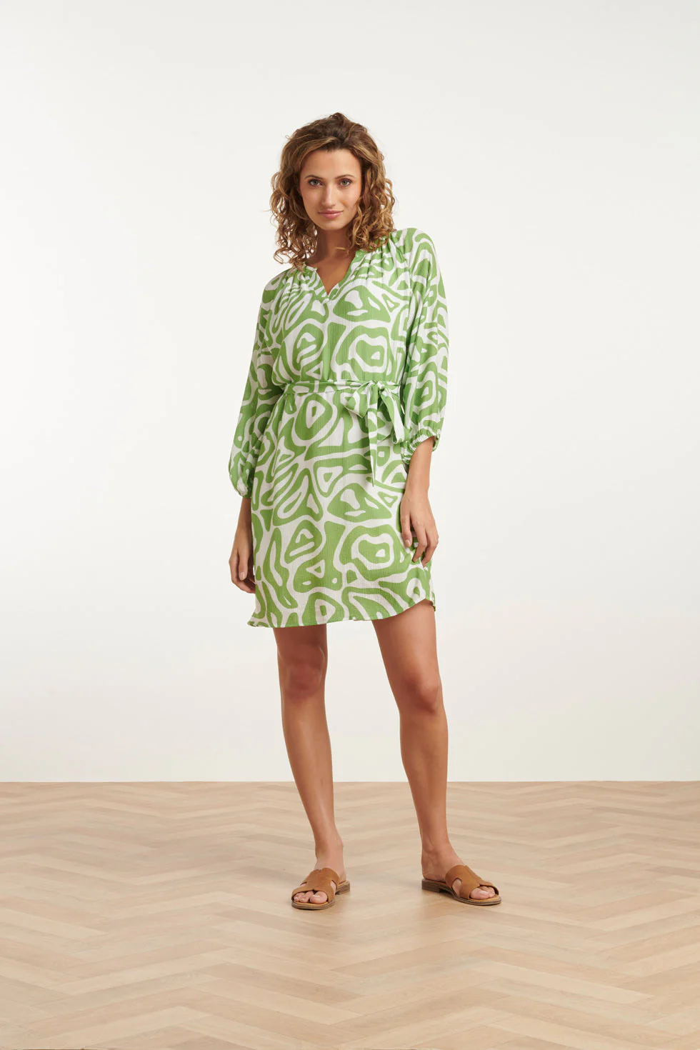 25005 Crinkle Jurk Met Lichtte Abstracte Print | Light Green - White - Image 3