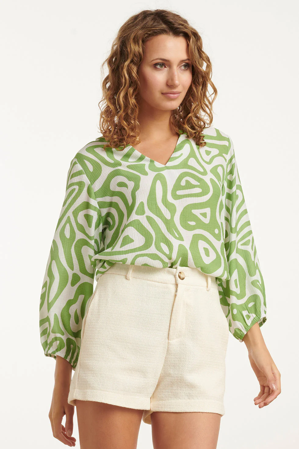 25006 Crinkle Top Met Lichtte Abstracte Print | Light Green - White - Image 4