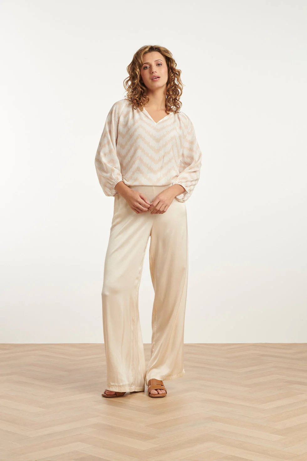 25013 Zachtevloeiende 3/4 Mouw Top Met Zigzag Print | Off White - Sand - Image 3