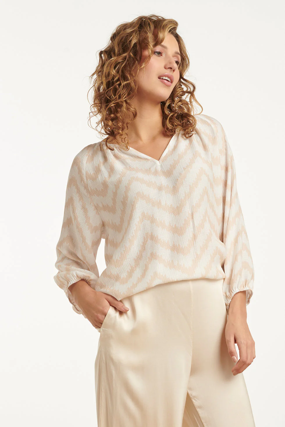 25013 Zachtevloeiende 3/4 Mouw Top Met Zigzag Print | Off White - Sand - Image 4