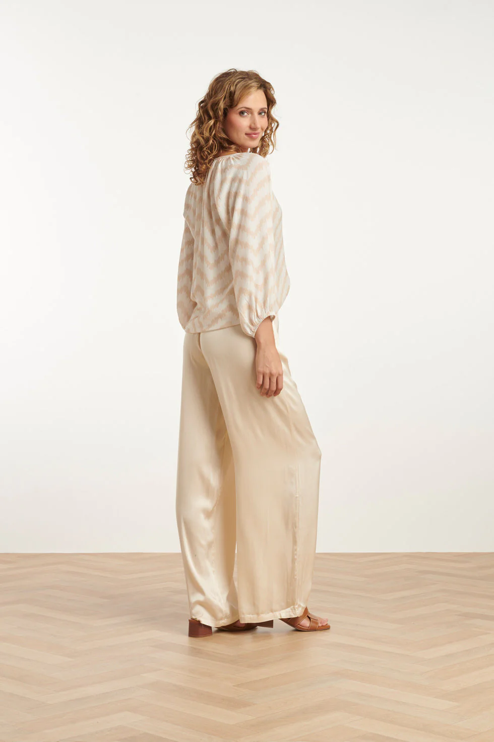 25013 Zachtevloeiende 3/4 Mouw Top Met Zigzag Print | Off White - Sand - Image 5