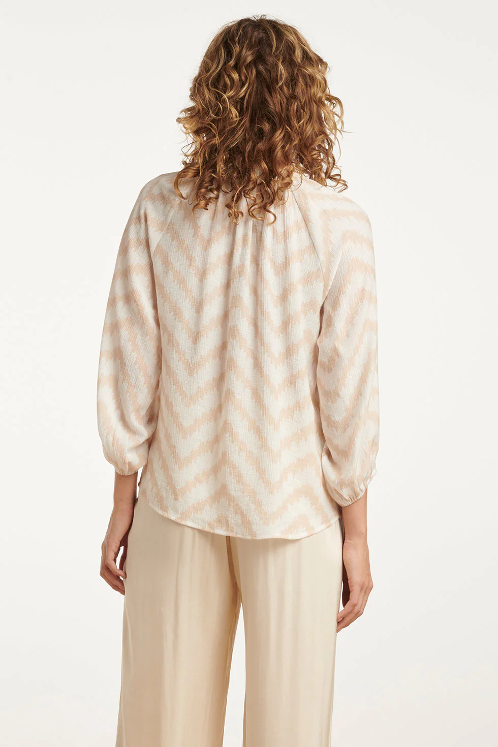 25013 Zachtevloeiende 3/4 Mouw Top Met Zigzag Print | Off White - Sand - Image 6