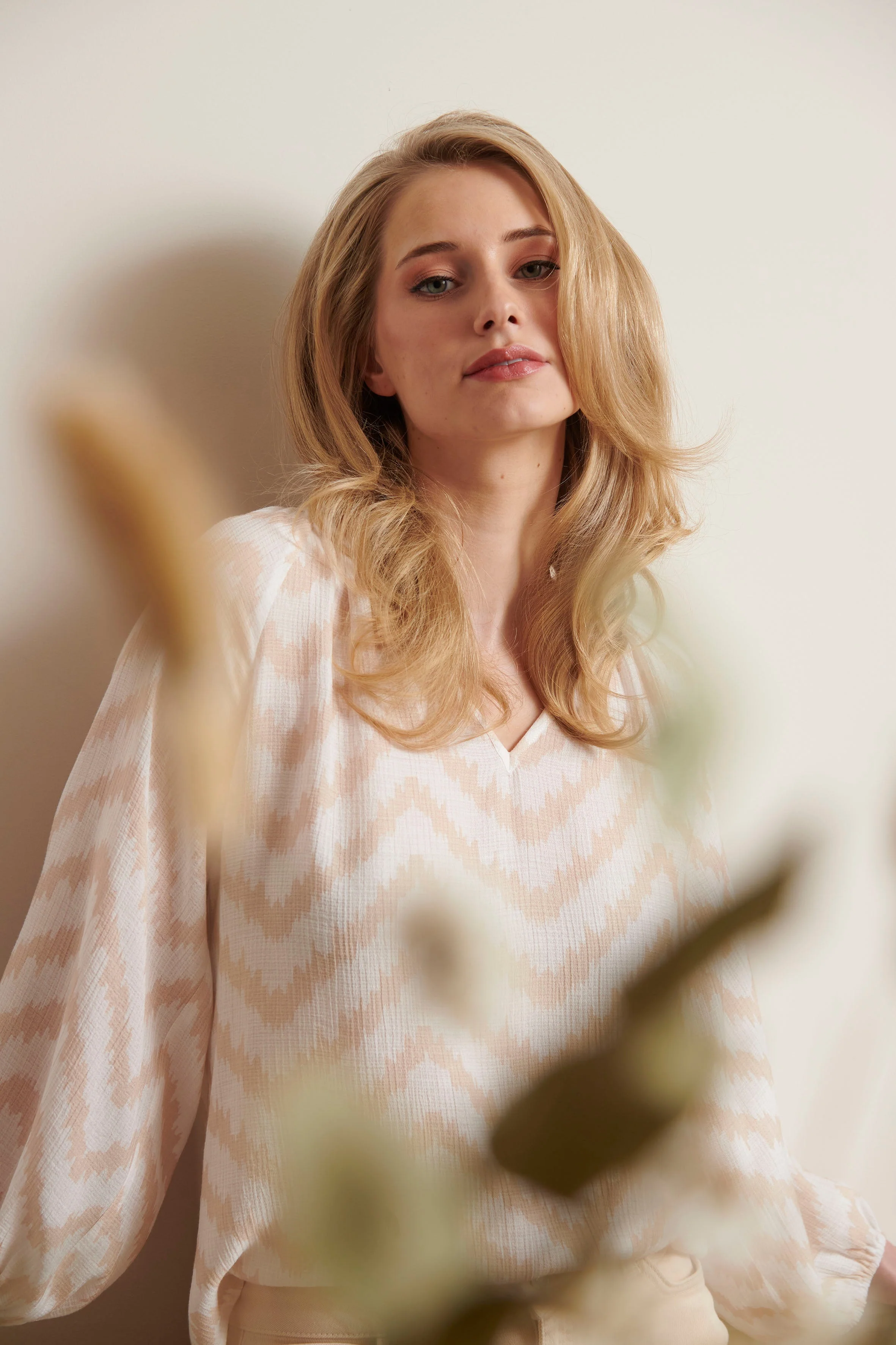 25013 Zachtevloeiende 3/4 Mouw Top Met Zigzag Print | Off White - Sand - Image 9