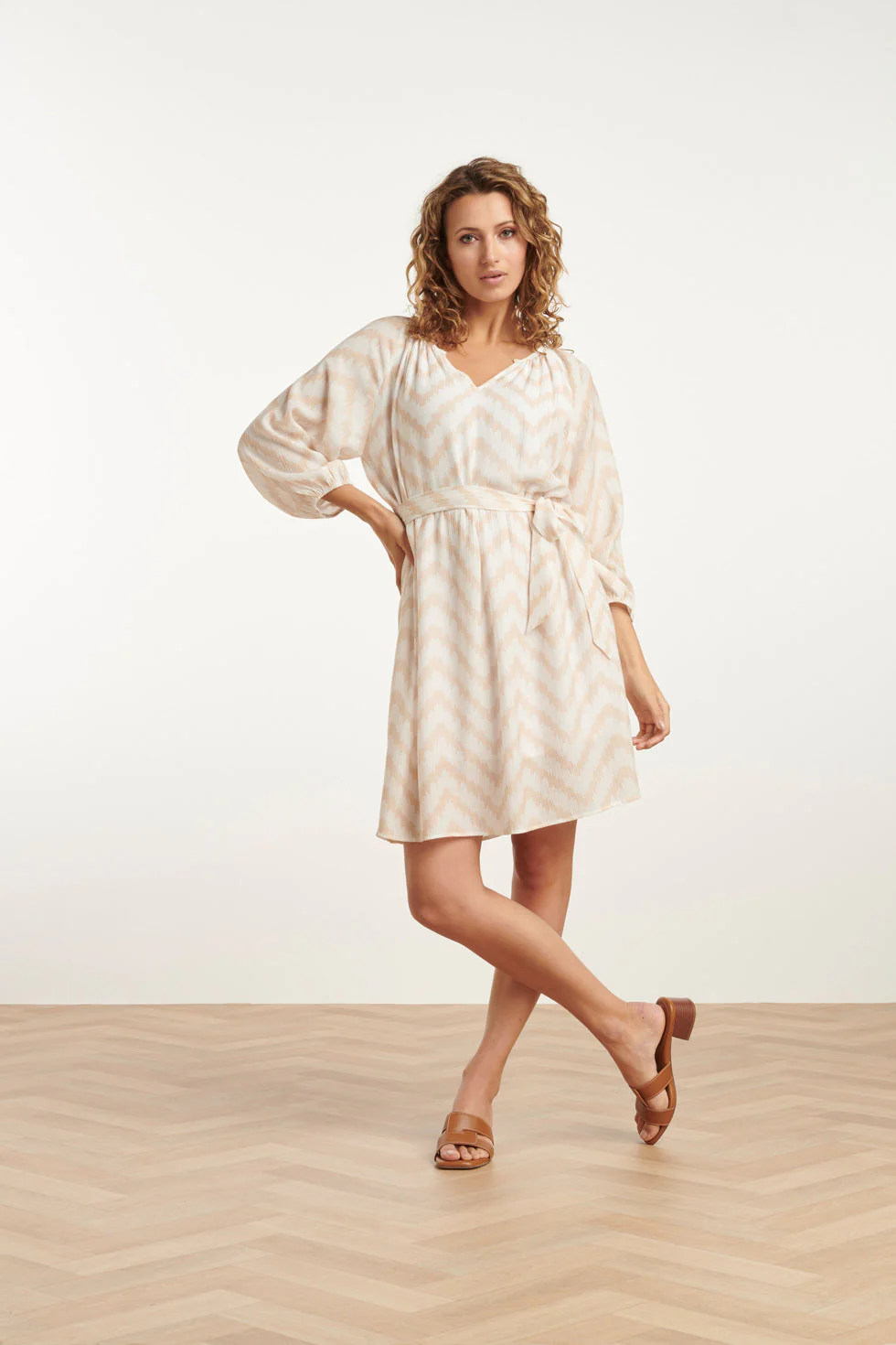 25014 Zachtevloeiende 3/4 Mouw Jurk Met Zigzag Print | Off White - Sand - Image 3