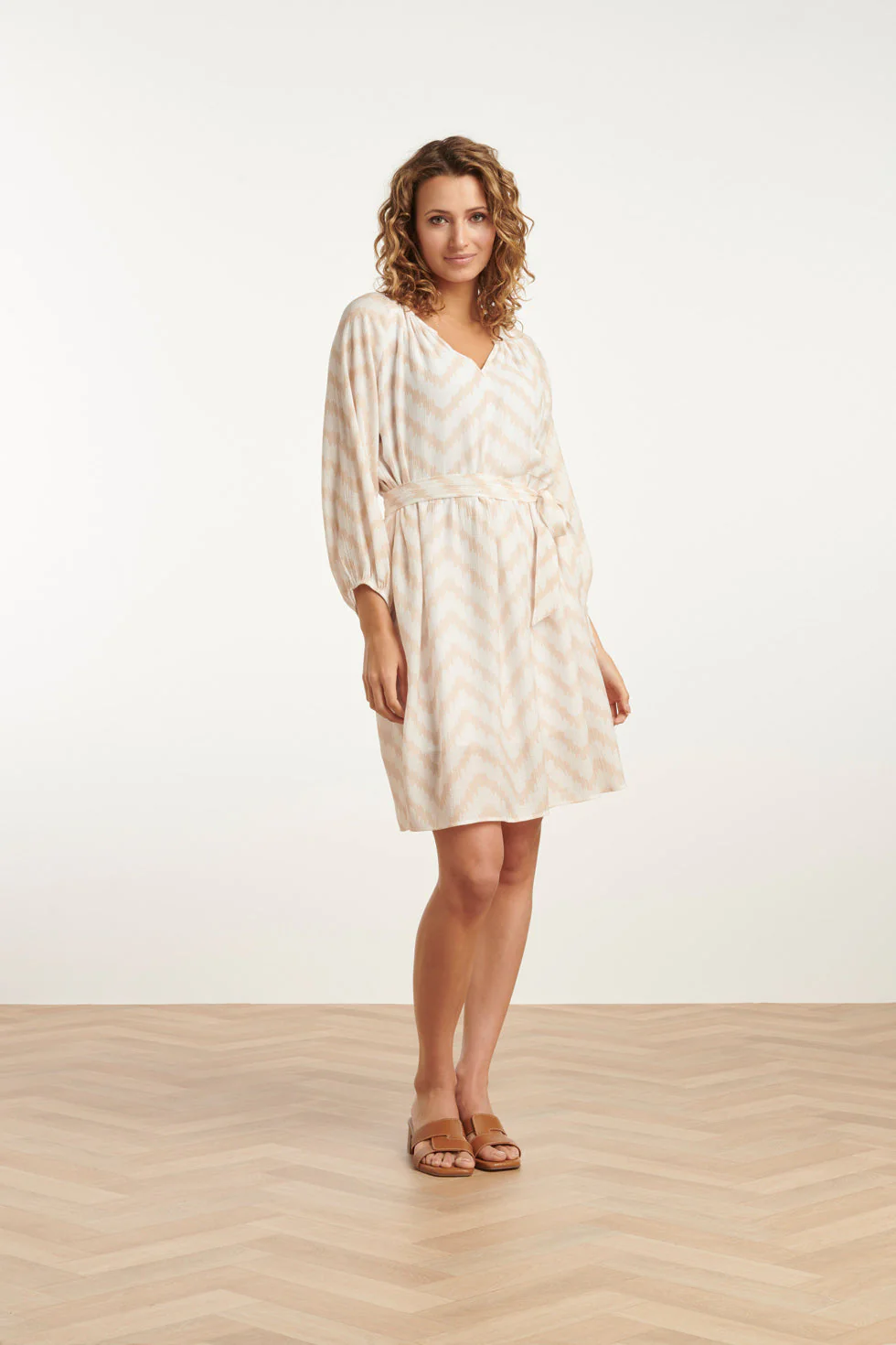 25014 Zachtevloeiende 3/4 Mouw Jurk Met Zigzag Print | Off White - Sand - Image 4