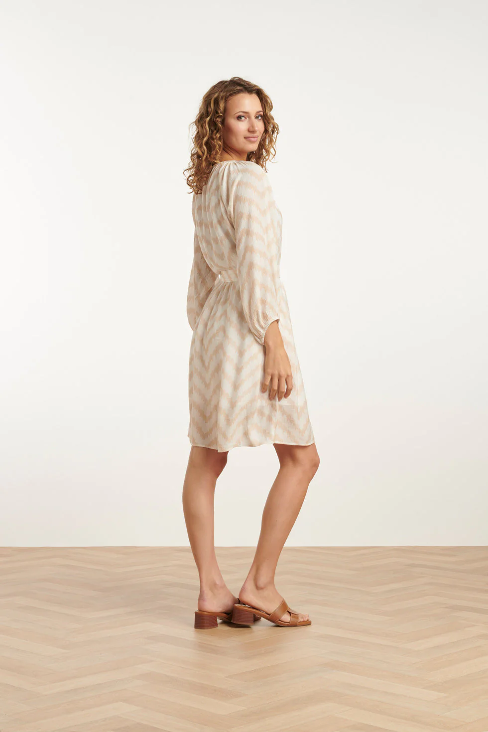 25014 Zachtevloeiende 3/4 Mouw Jurk Met Zigzag Print | Off White - Sand - Image 5
