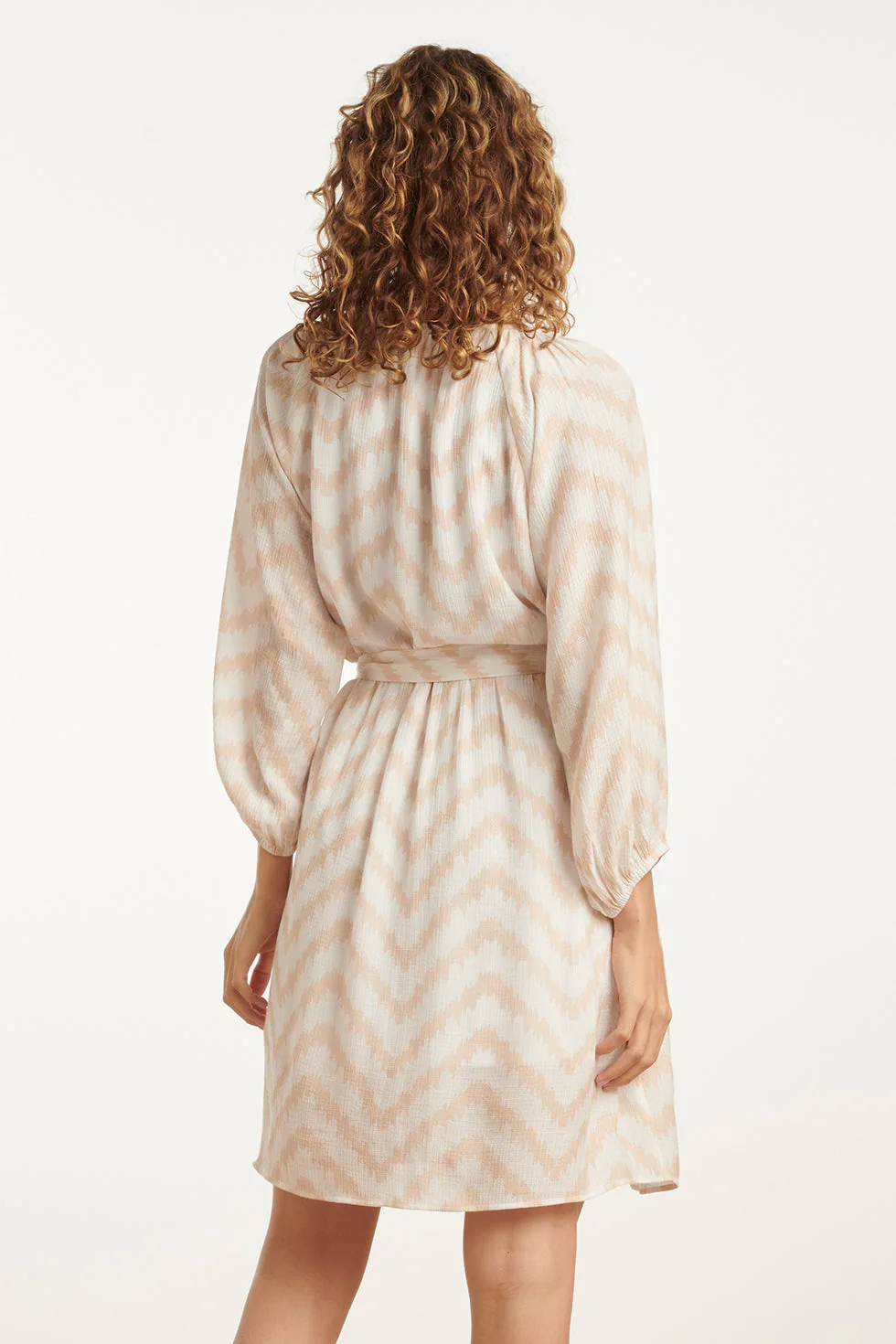 25014 Zachtevloeiende 3/4 Mouw Jurk Met Zigzag Print | Off White - Sand - Image 6