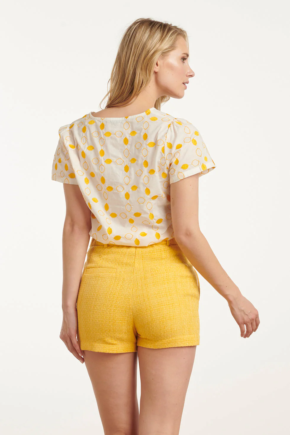 25016 Te Katoenen Blouse Met Citroen Borduursels | White - Yellow - Image 6