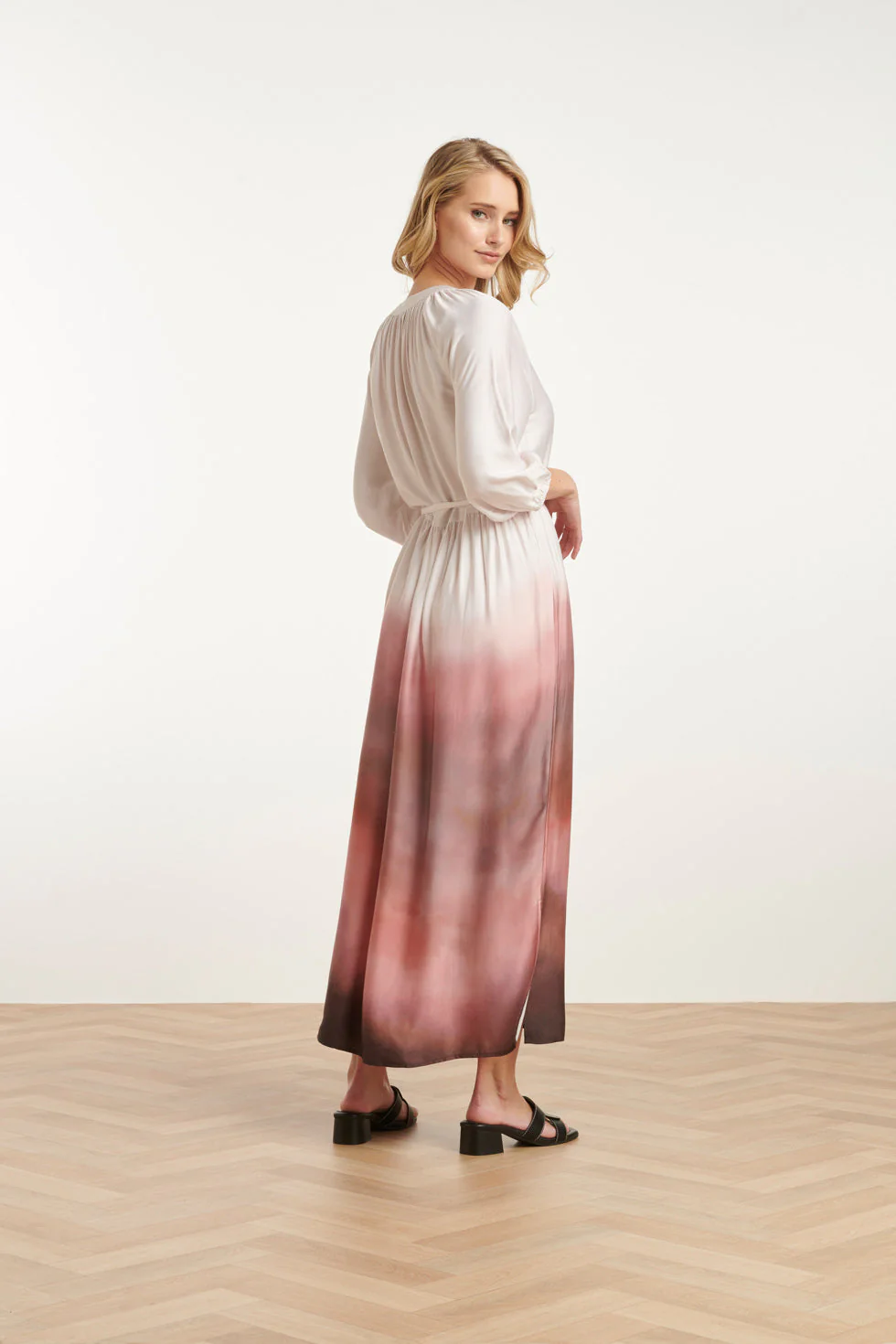 25021 Maxi Jurk Met Vintage Mauve Ombre Print | Off White - Old Pink - Image 5
