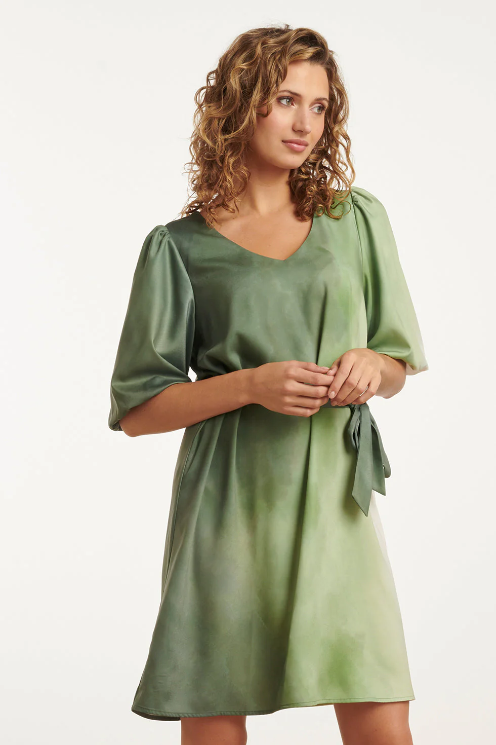 25022 V-Vormige Jurk Met Ballonmouwen Ombre Print | Off White - Light Green - Image 4