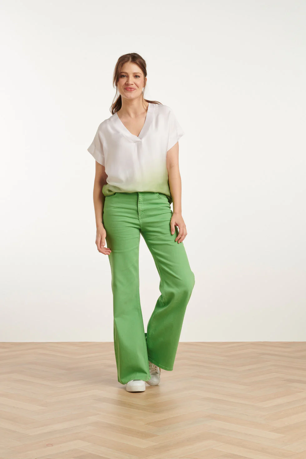 25023 Loose Fit V-Paneel Top Met Ombre Print | Off White - Light Green - Image 3