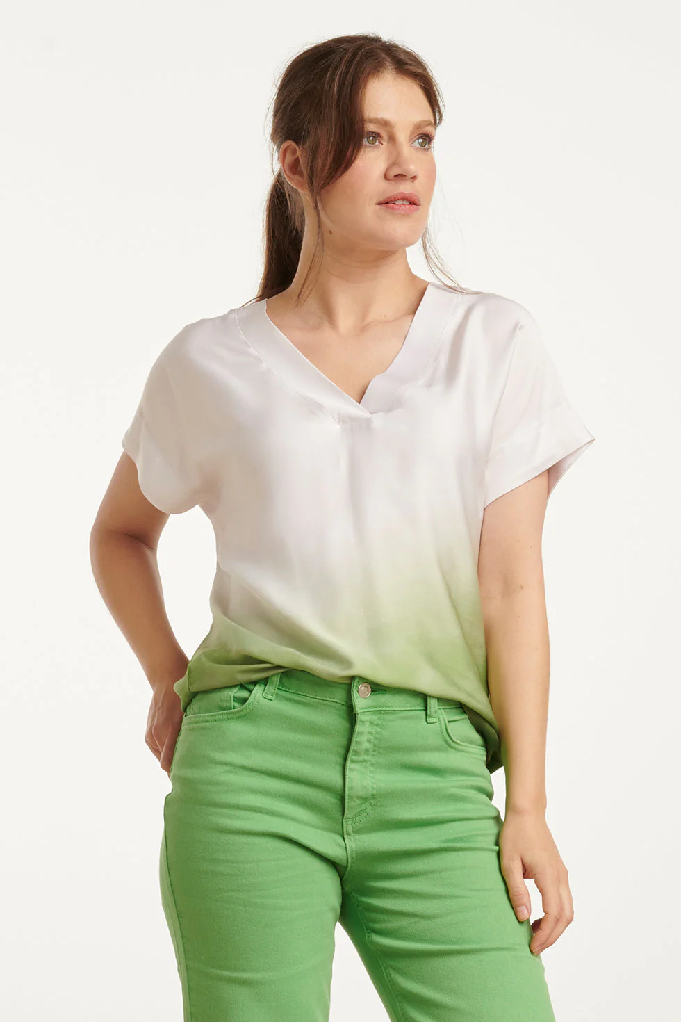 25023 Loose Fit V-Paneel Top Met Ombre Print | Off White - Light Green - Image 4