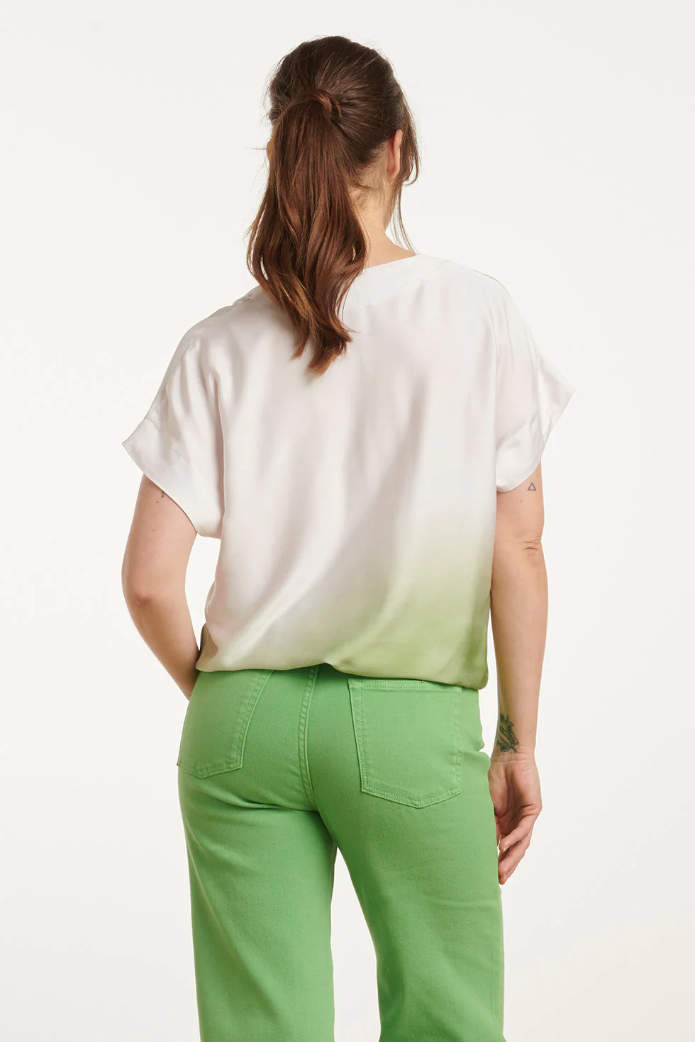 25023 Loose Fit V-Paneel Top Met Ombre Print | Off White - Light Green - Image 6