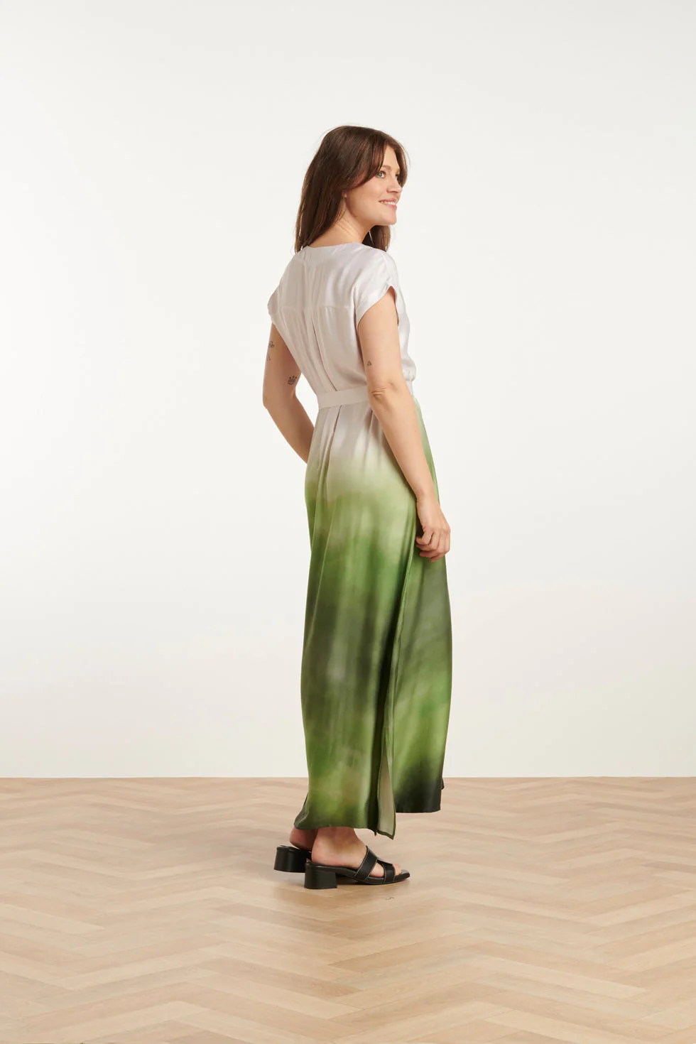 25024 Midi Jurk Met V-Paneelombre Print – | Off White - Light Green - Image 5