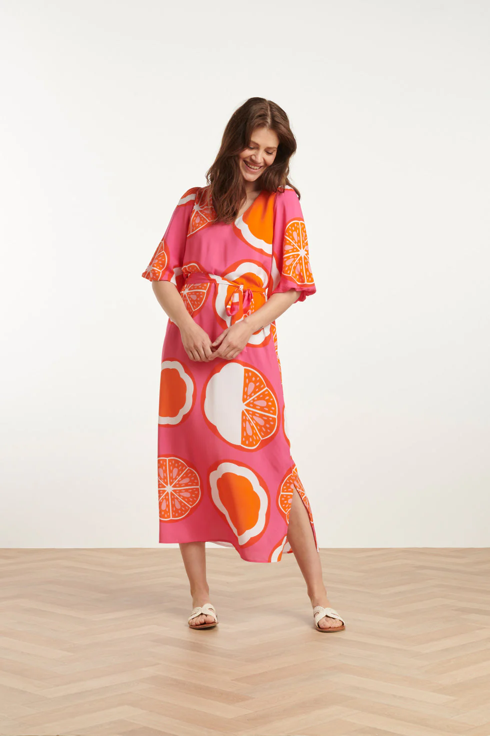 25028 V-Neck Midi Jurk Met Ballonmouwengrafisch Fruitprint | Pink - Muticolour - Image 3