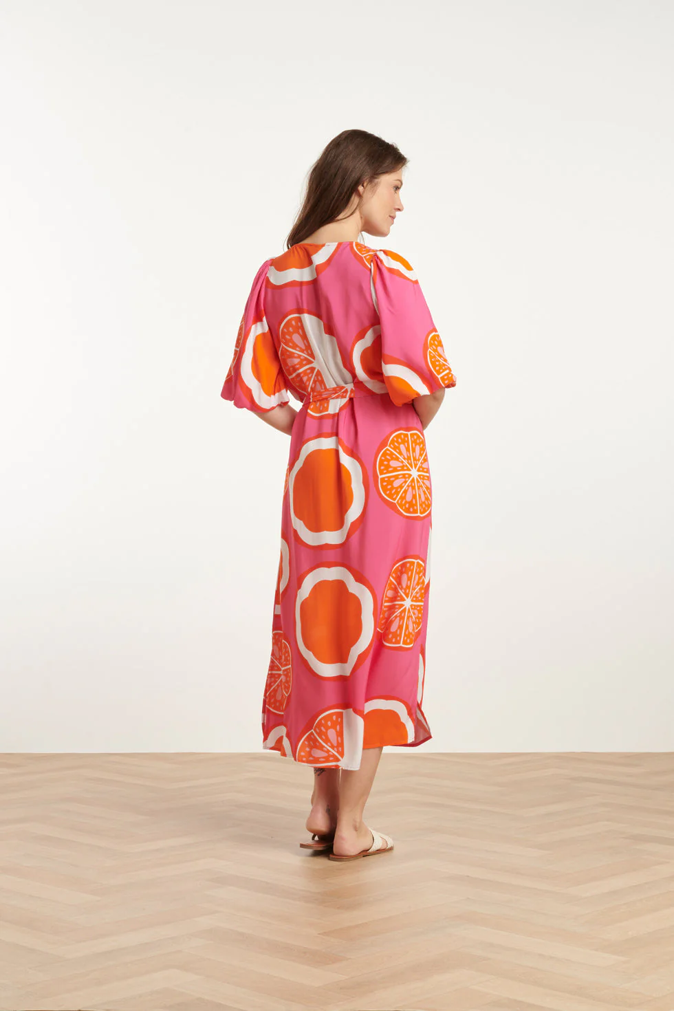 25028 V-Neck Midi Jurk Met Ballonmouwengrafisch Fruitprint | Pink - Muticolour - Image 5