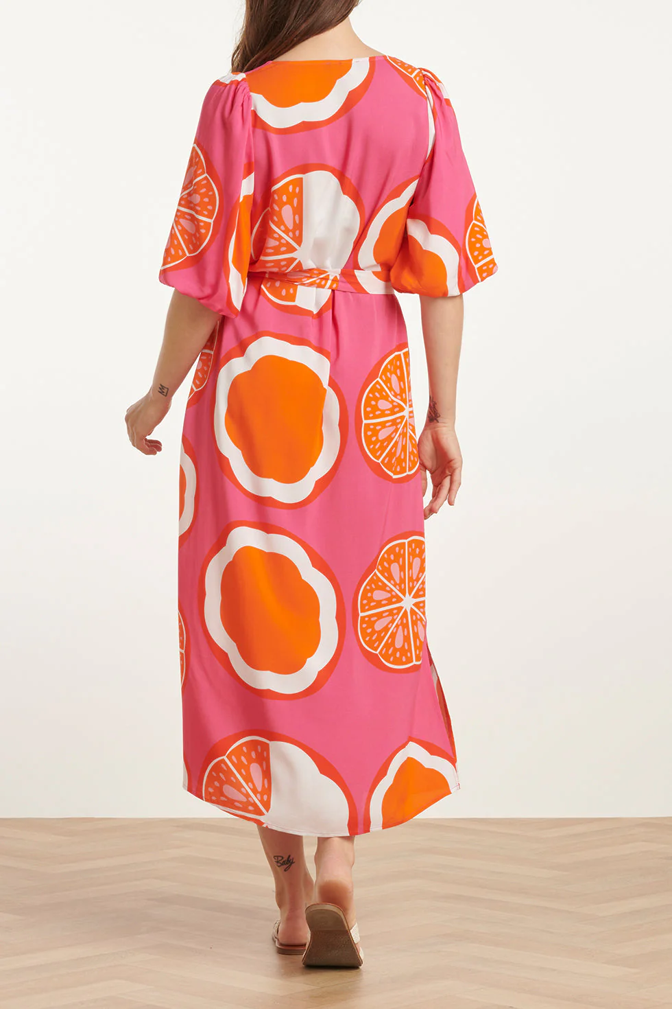 25028 V-Neck Midi Jurk Met Ballonmouwengrafisch Fruitprint | Pink - Muticolour - Image 6