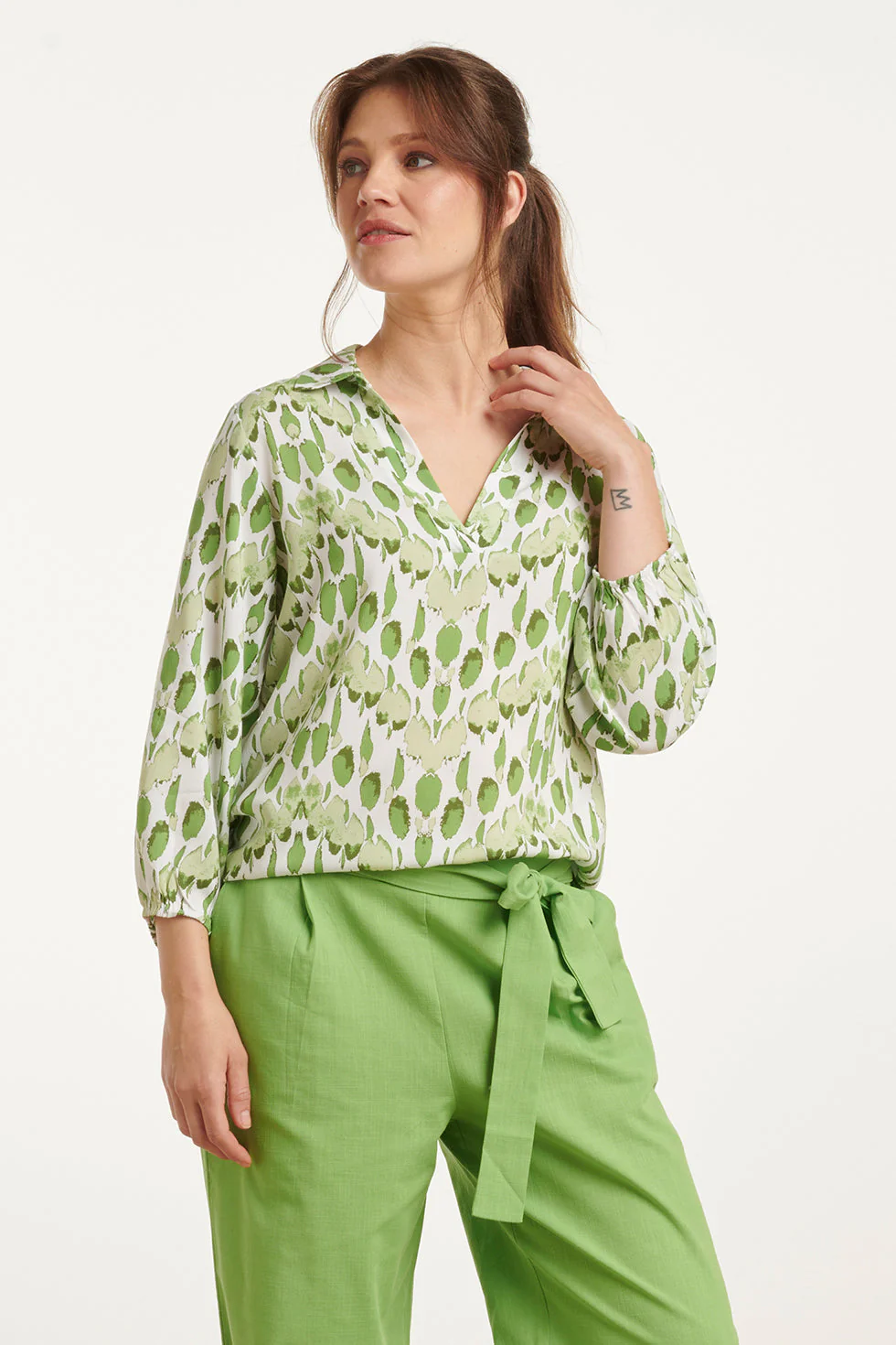 25031 V-Hals Bloes Met Slangenprint | White - Light Green
