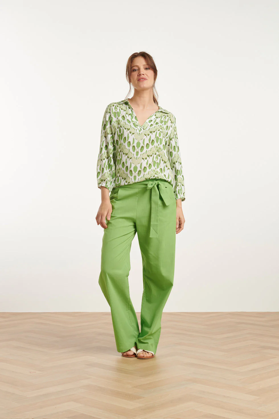 25031 V-Hals Bloes Met Slangenprint | White - Light Green - Image 3