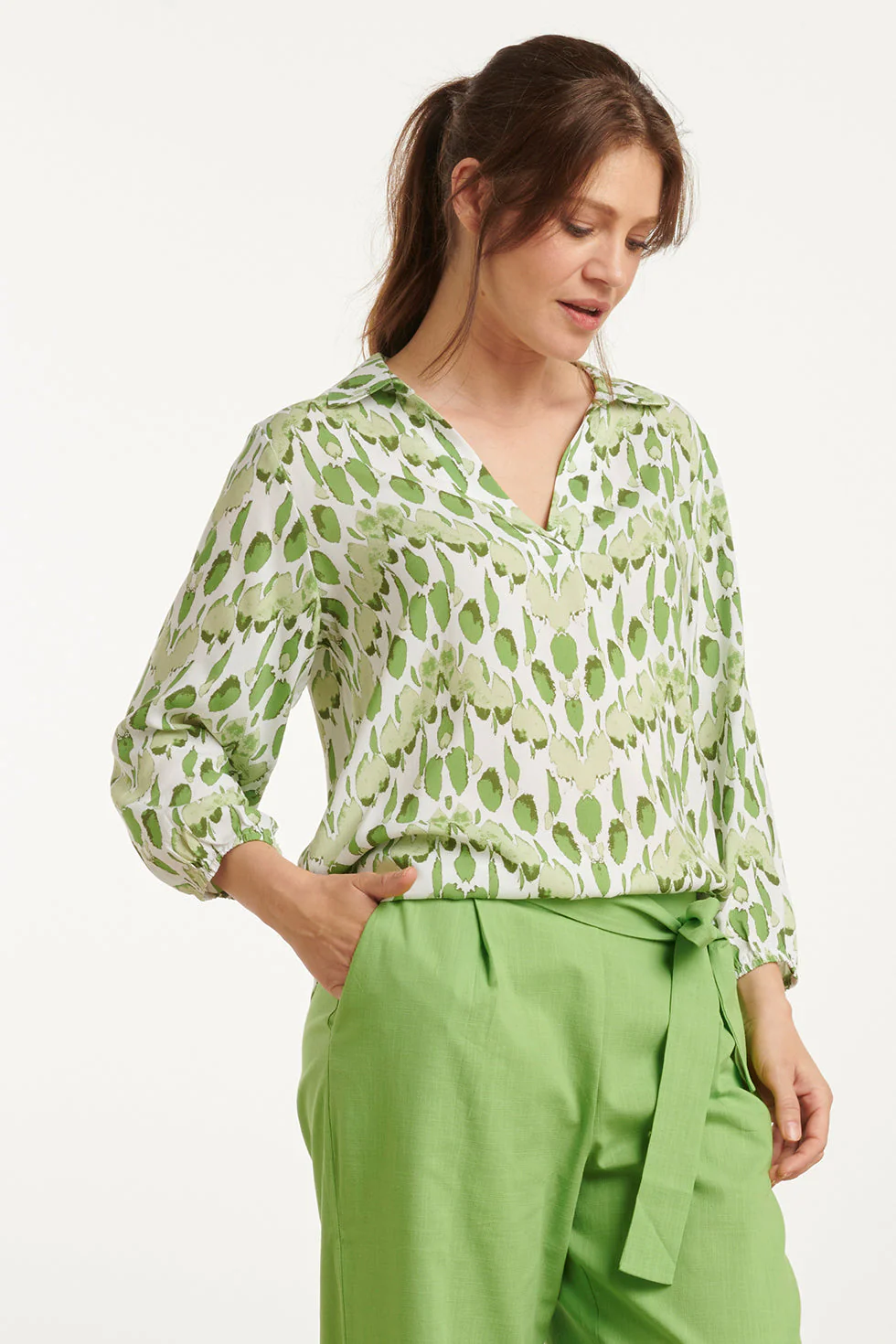 25031 V-Hals Bloes Met Slangenprint | White - Light Green - Image 4