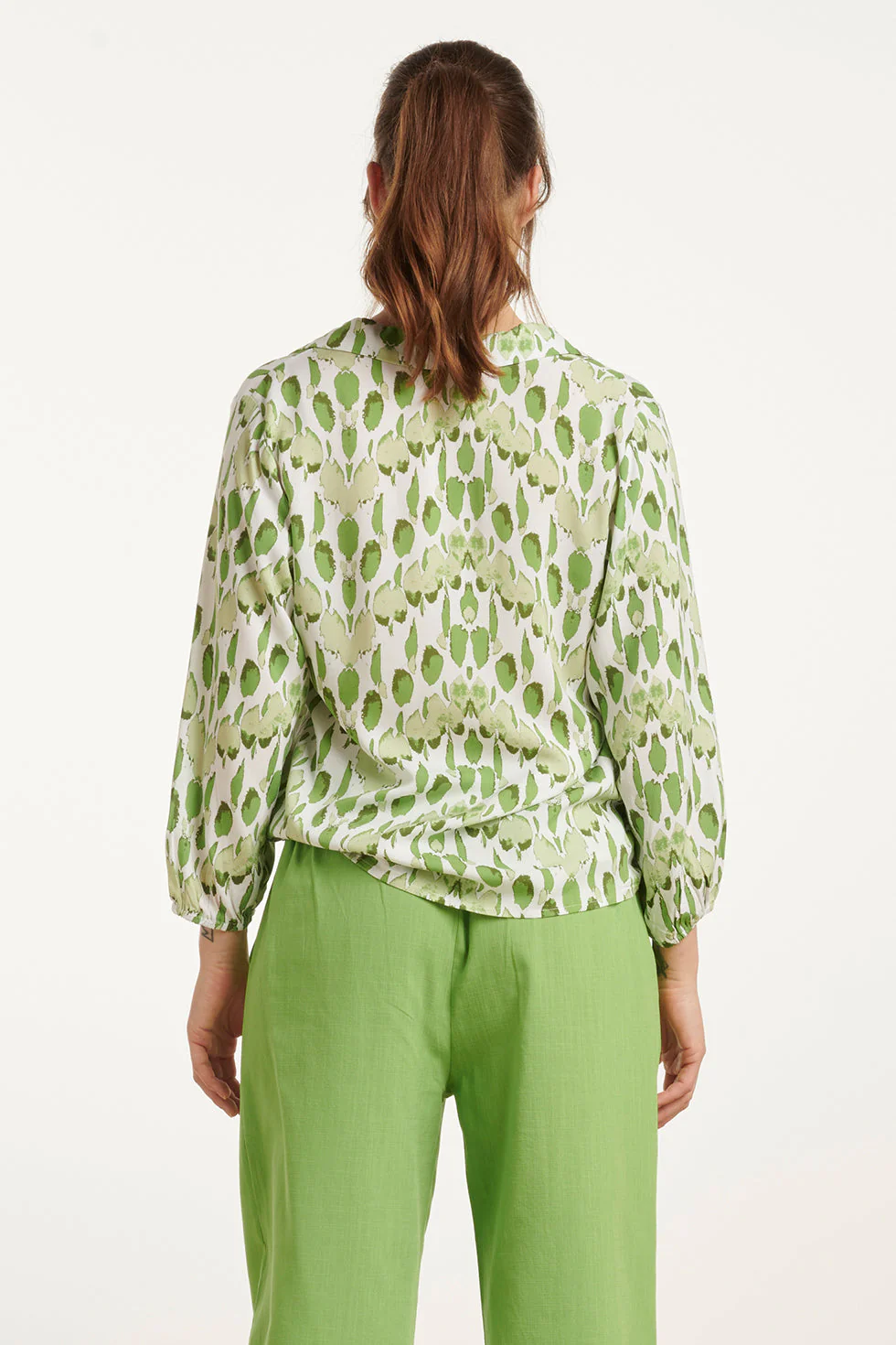 25031 V-Hals Bloes Met Slangenprint | White - Light Green - Image 6