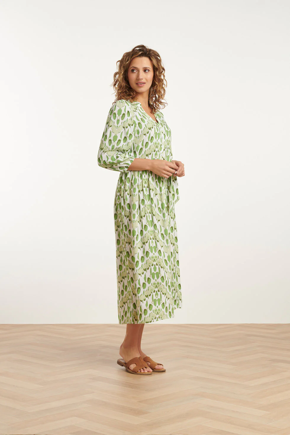25032 V-Hals Midi Jurk Met Slangenprint | White - Light Green - Image 4