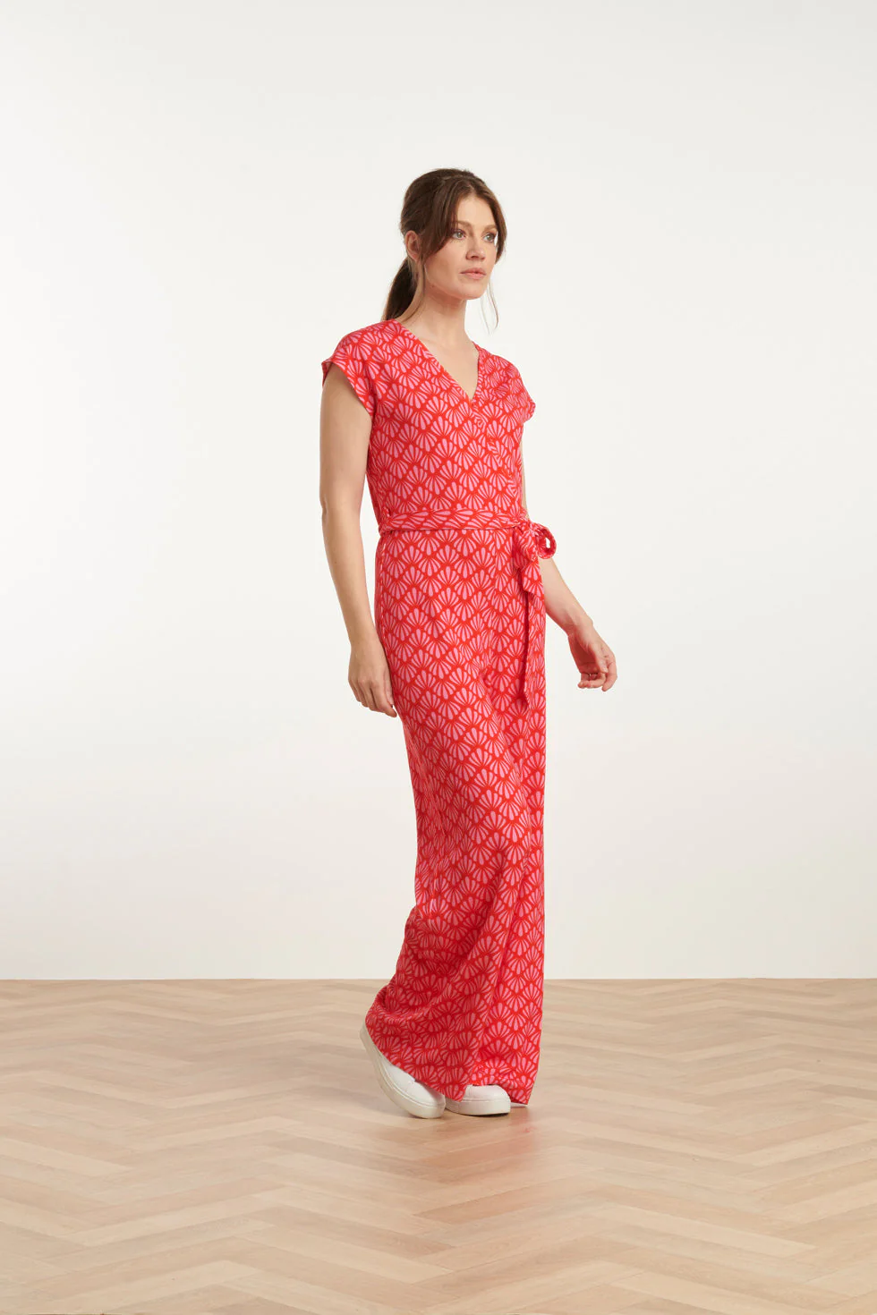 25039 V-Vormige Jumpsuit Met Overlappende Halslijnschelpprint | Red - Pink - Image 3