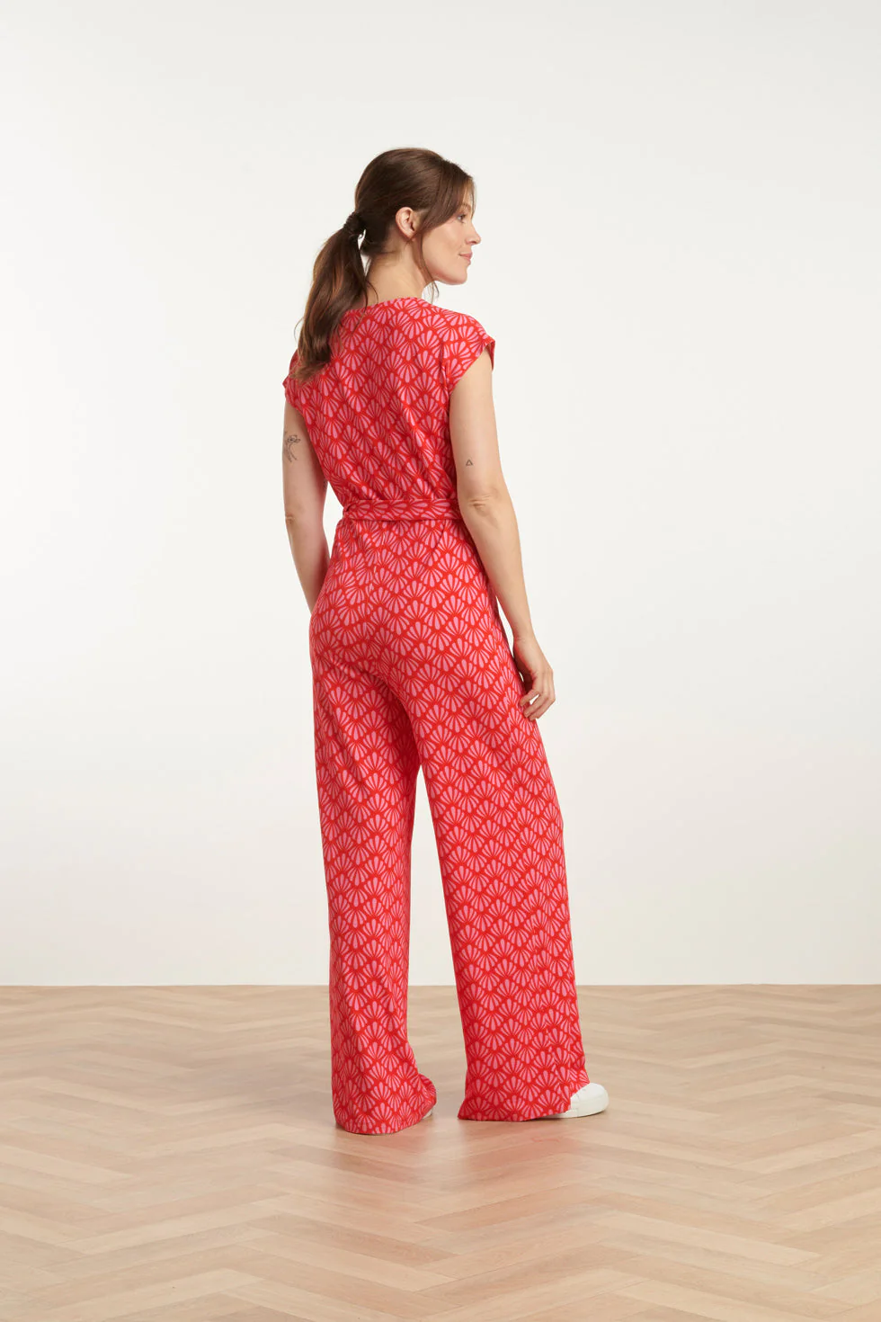 25039 V-Vormige Jumpsuit Met Overlappende Halslijnschelpprint | Red - Pink - Image 5