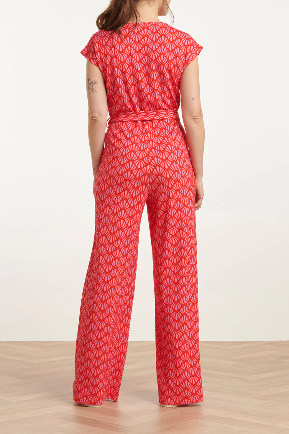 25039 V-Vormige Jumpsuit Met Overlappende Halslijnschelpprint | Red - Pink - Image 6