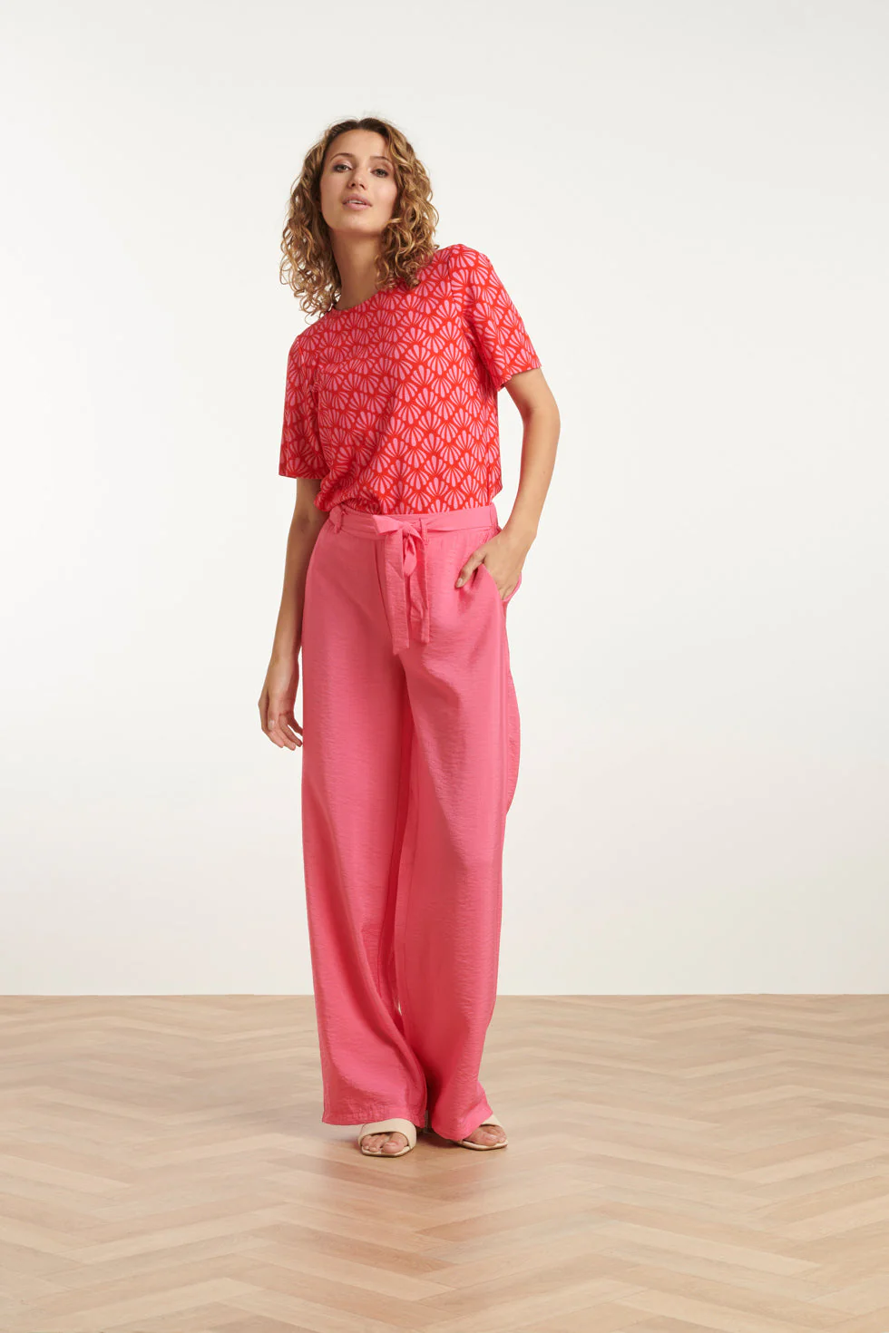 25040 Stretchy Rondhals Top Met Schelpprint | Red - Pink - Image 3