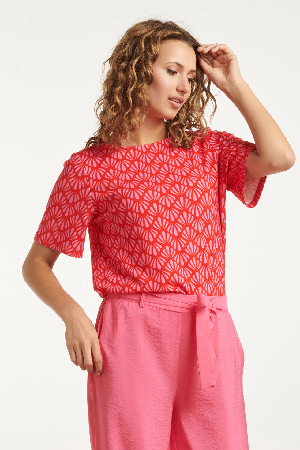 25040 Stretchy Rondhals Top Met Schelpprint | Red - Pink - Image 4